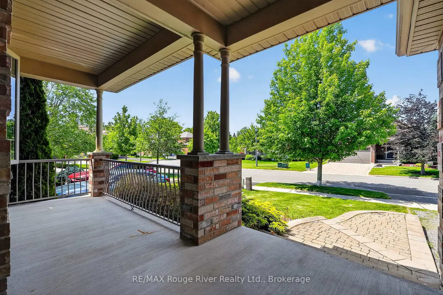 496 Foote Crescent photo 2