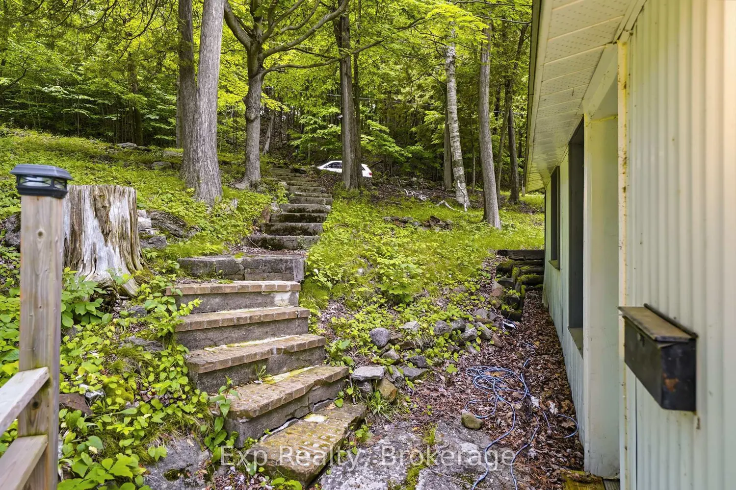 2077 Hambly Lane photo 4