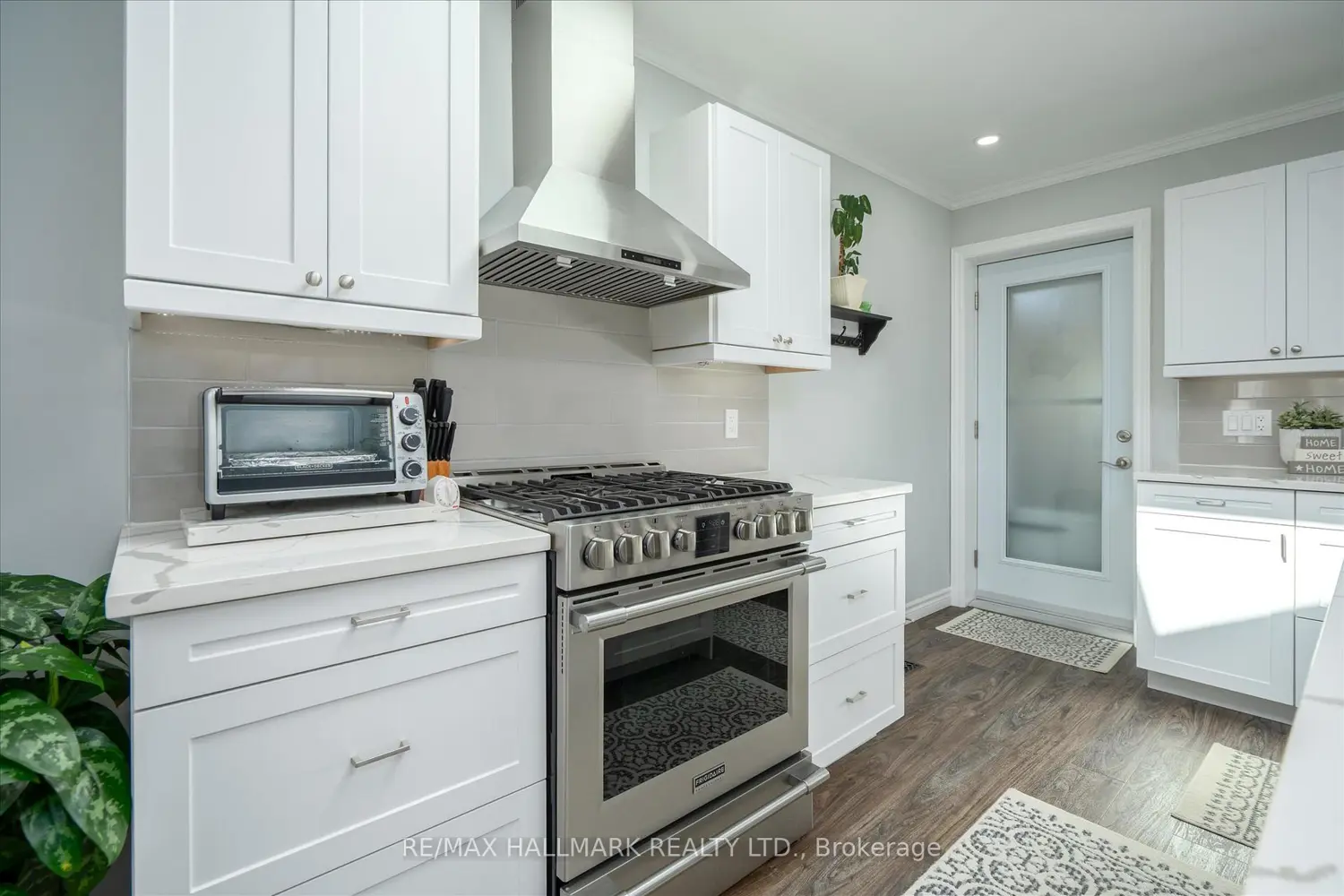 1044 Riddell Avenue photo 2