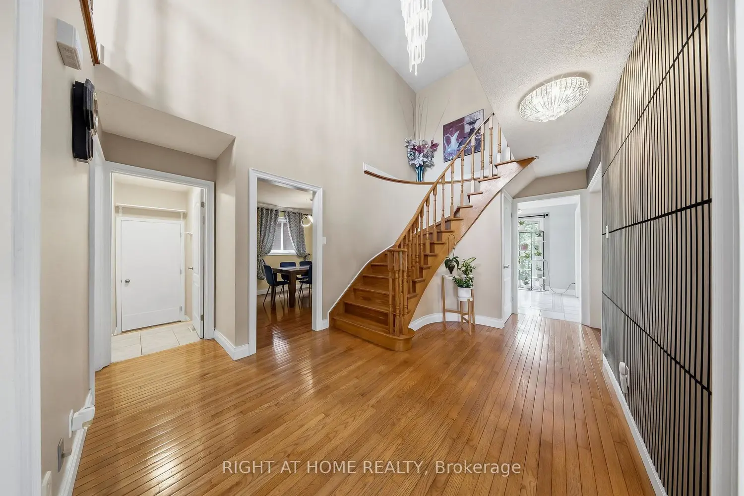 29 Sunforest Drive photo 4