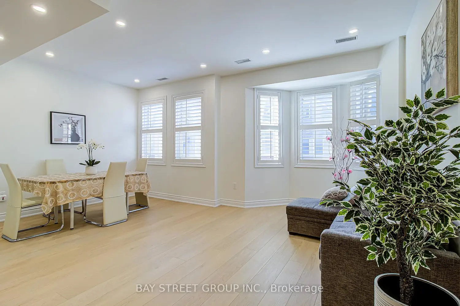 760 Lawrence Avenue 87 photo 4