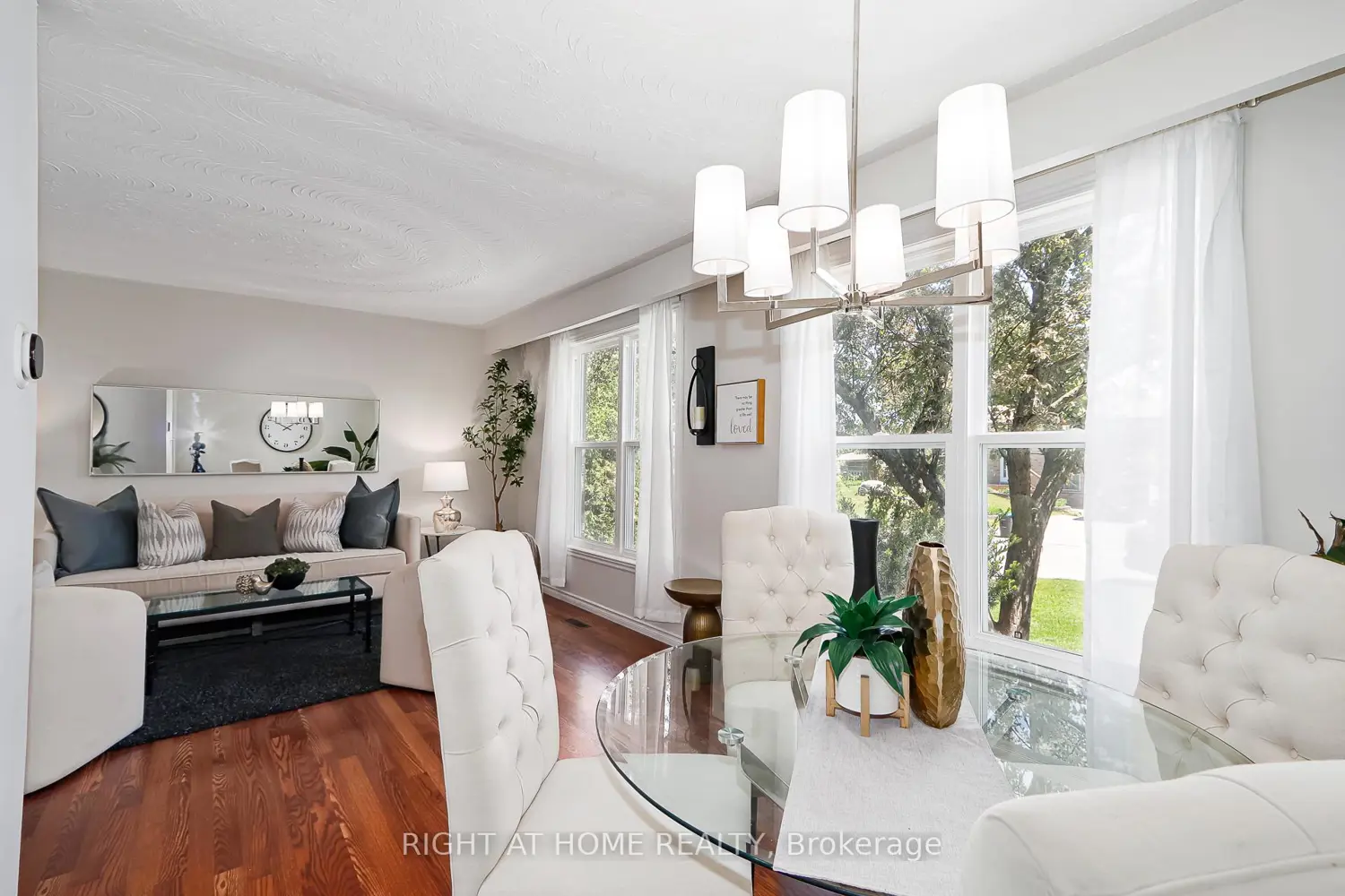 1059 Glen Mhor Crescent photo 2