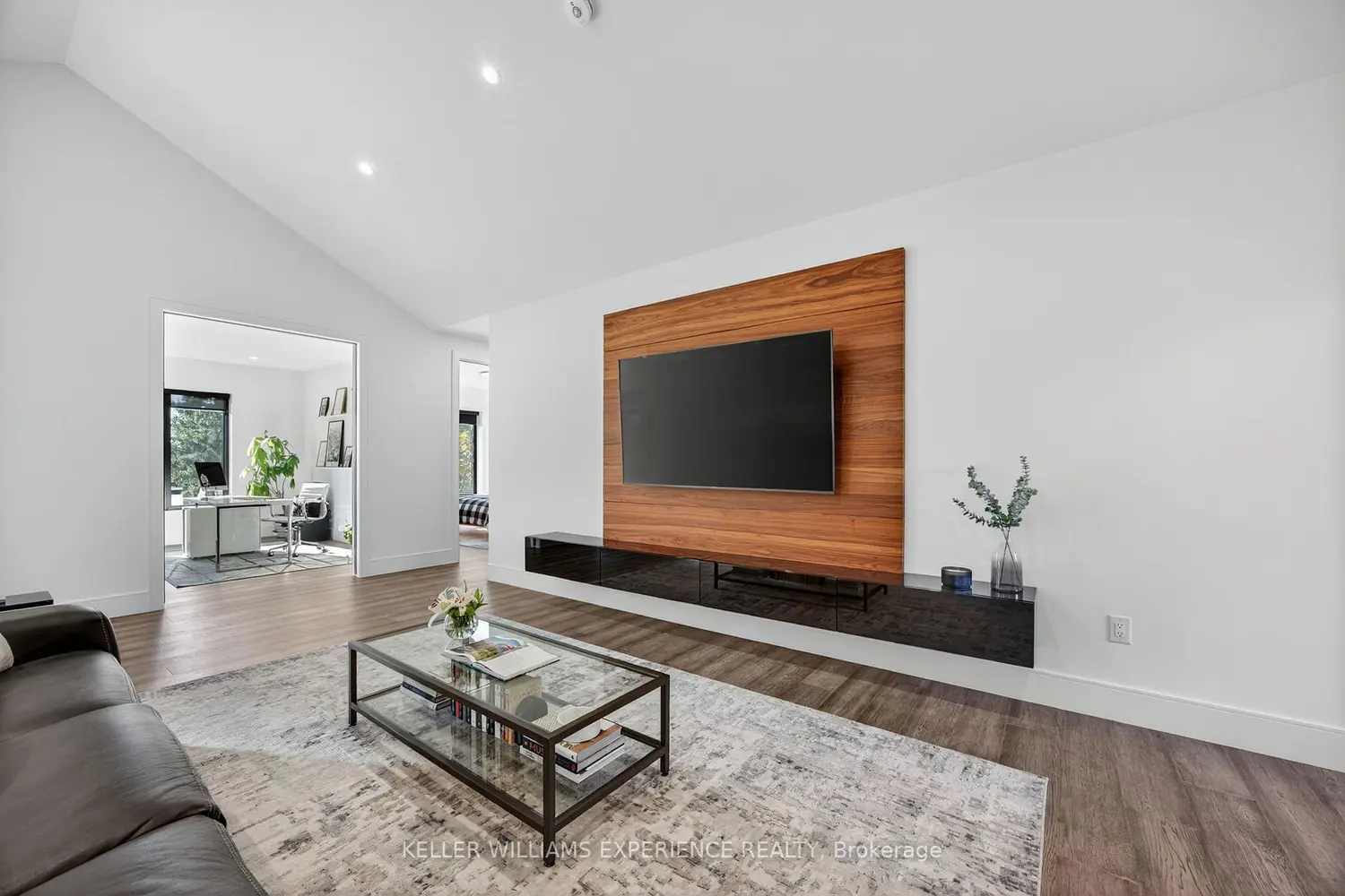 1016 Lakeshore Road photo 4