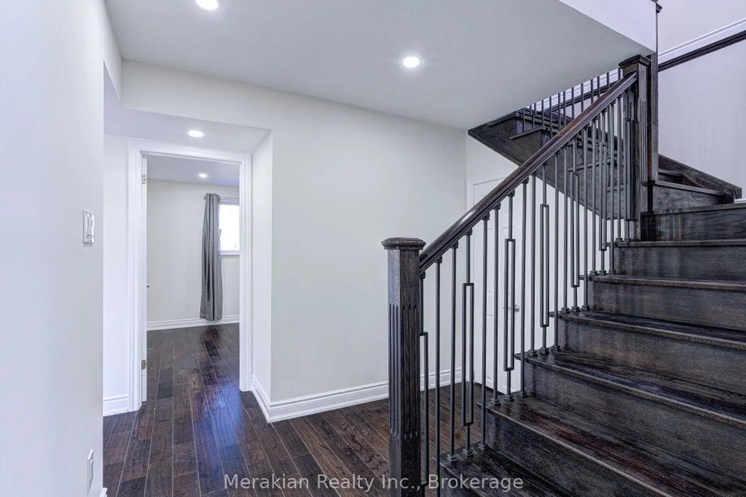 214 Folkstone Crescent photo 5