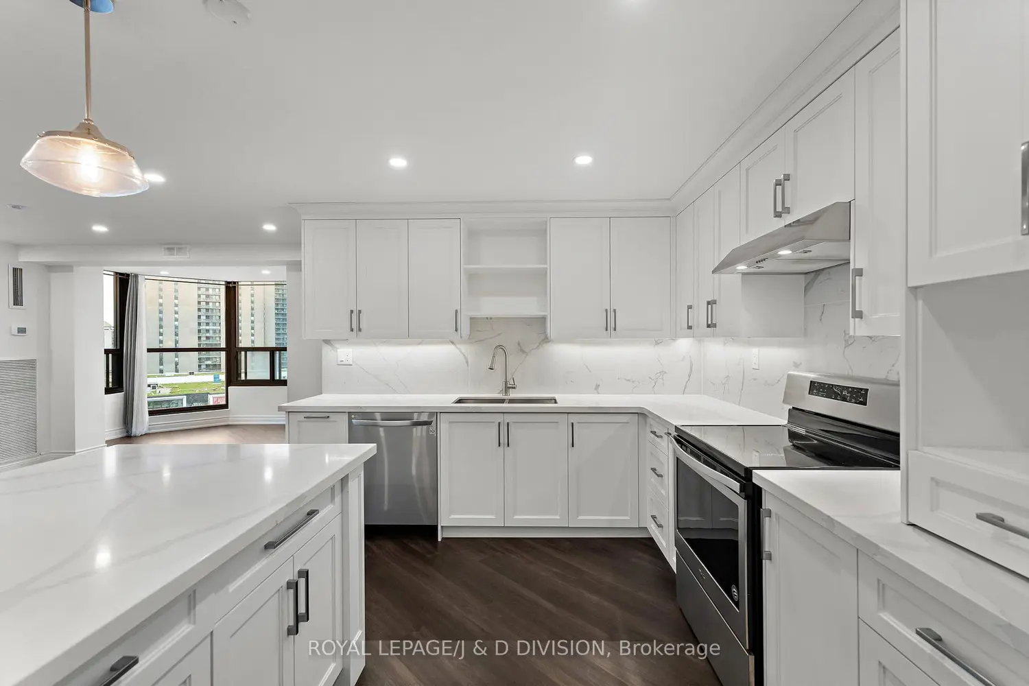 33 Elmhurst Avenue 1201 photo 3