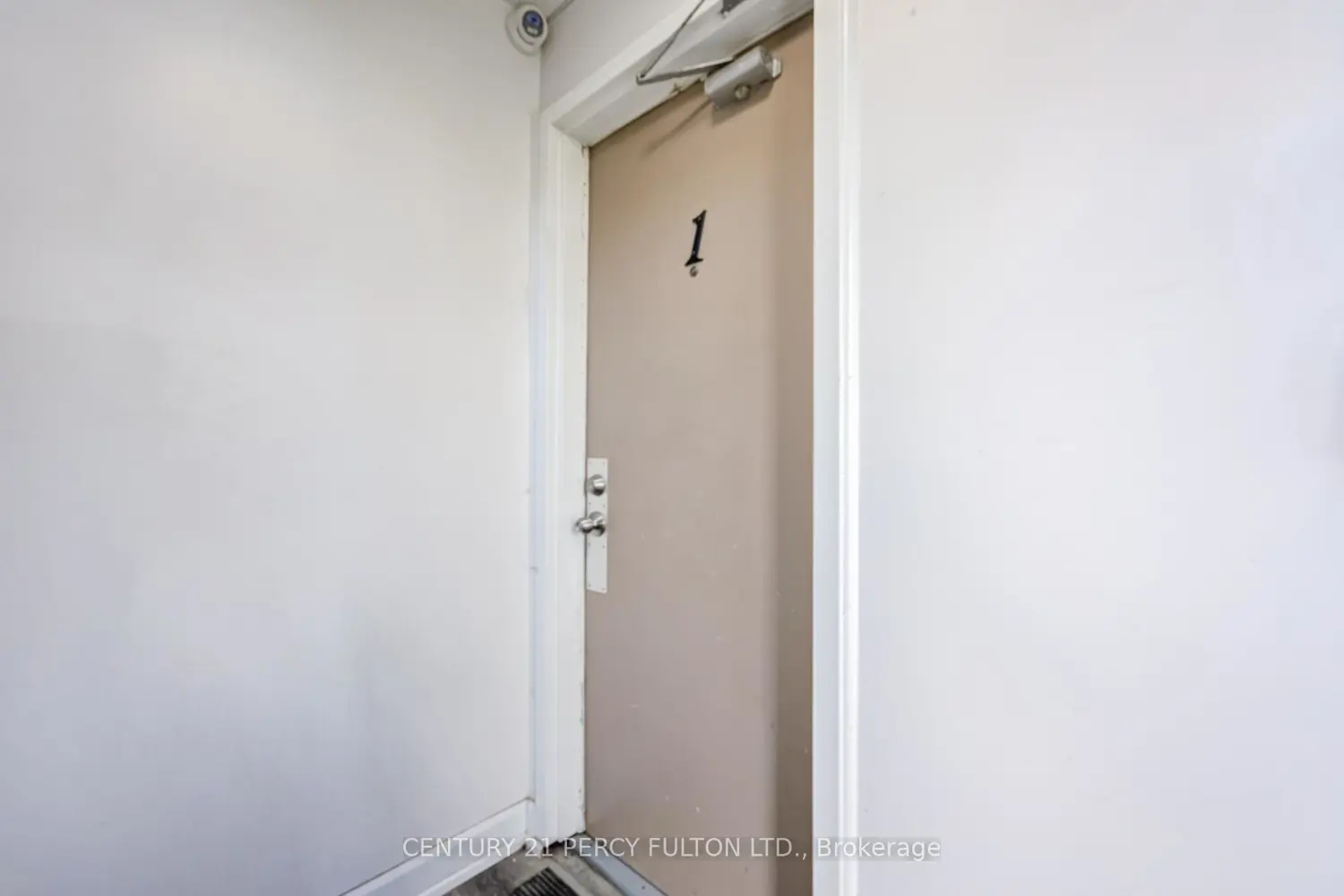 1100 Simcoe Street photo 4