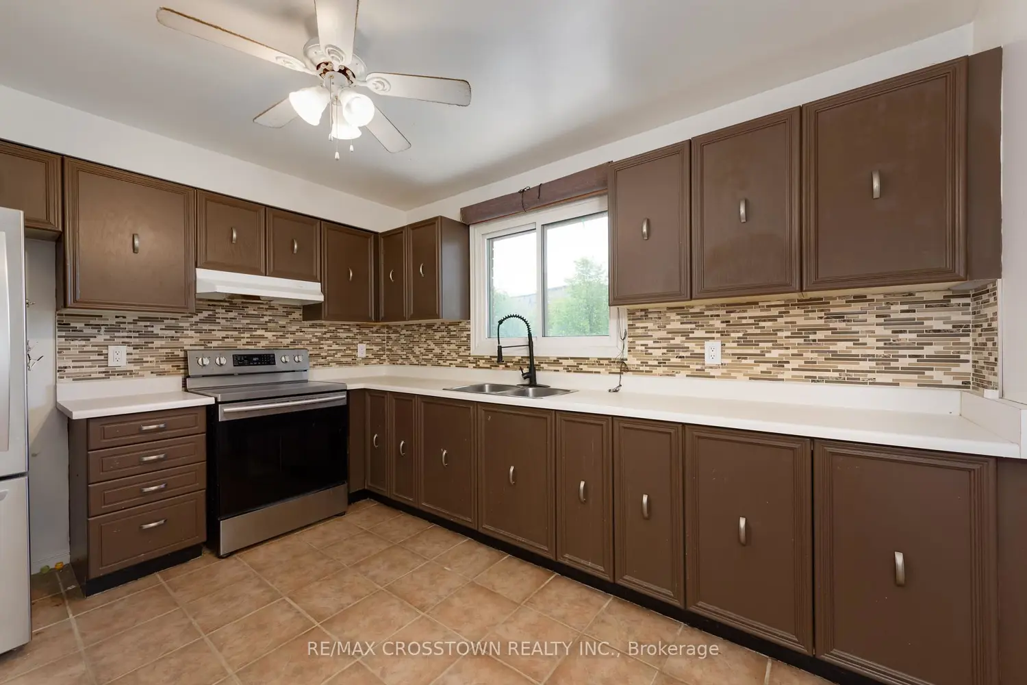 1 Quail Crescent 303 photo 5