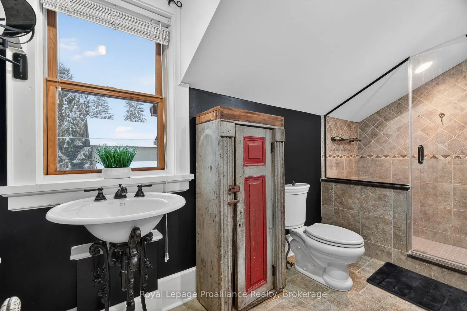 7802 Piccadilly Road photo 4