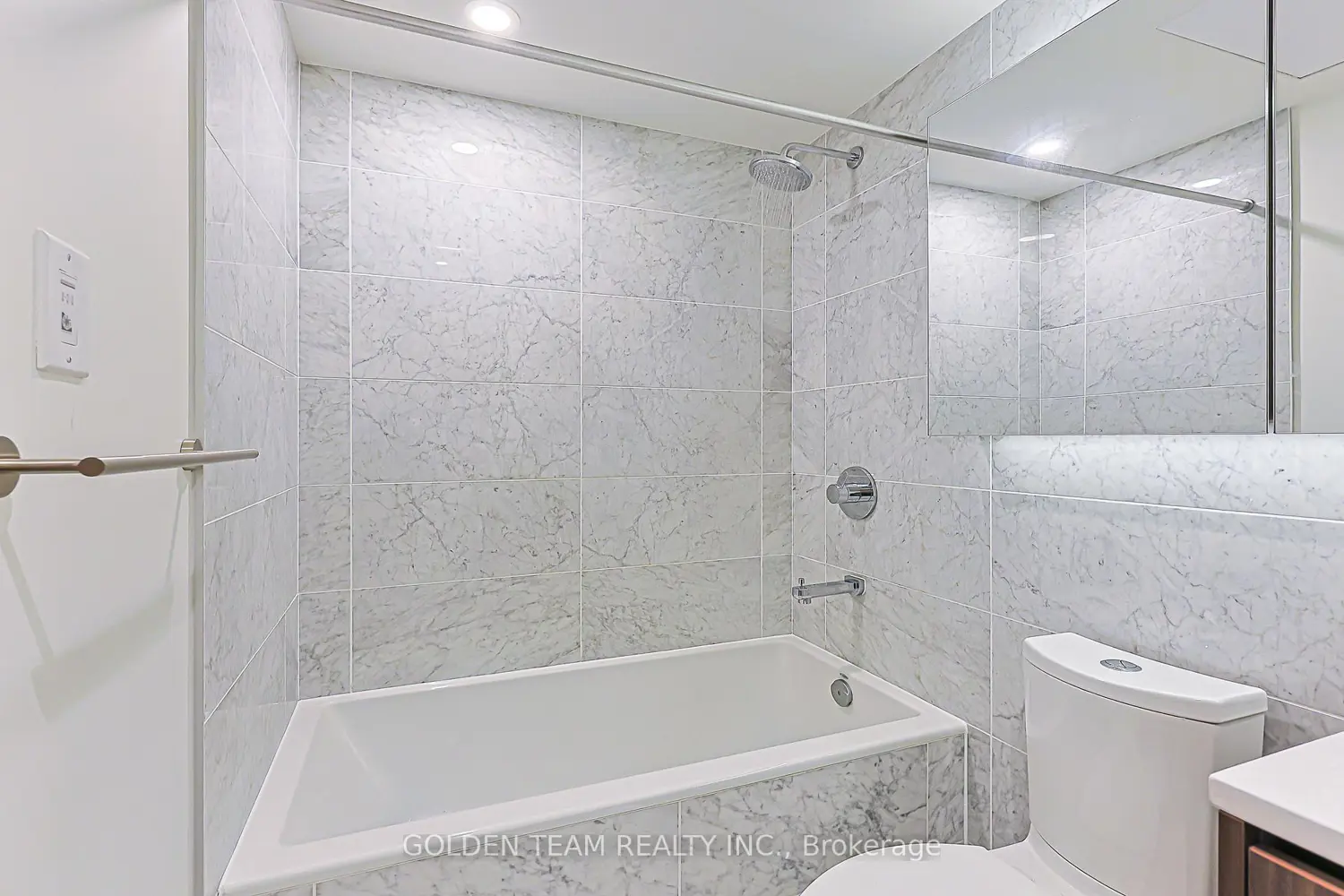 95 Mcmahon Drive 1610 photo 5
