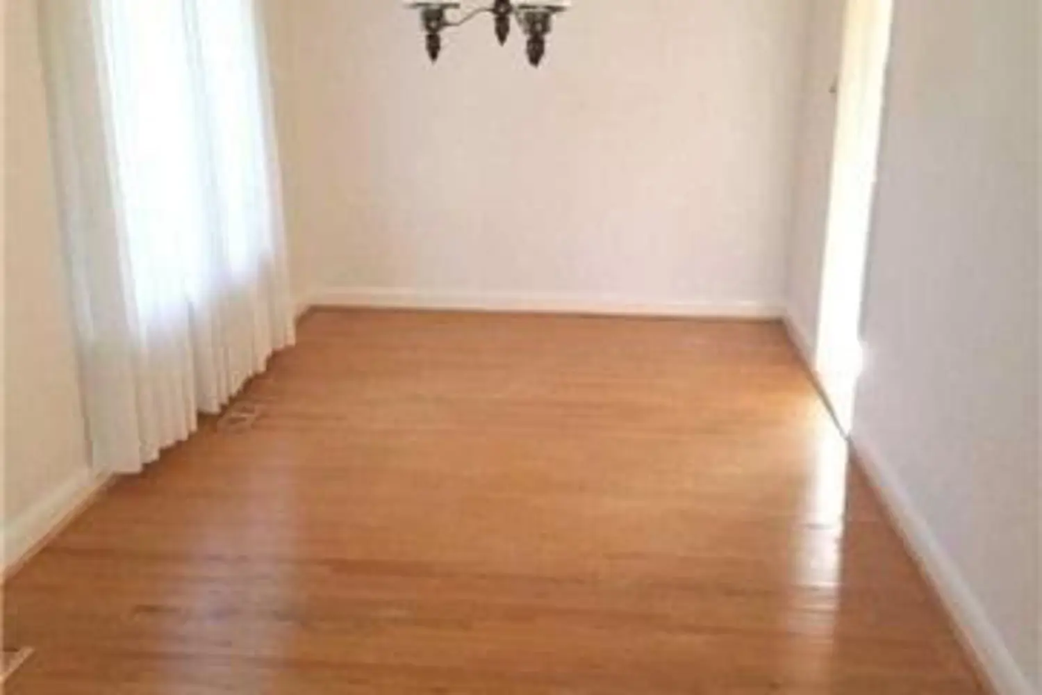 216 Wales Crescent photo 4