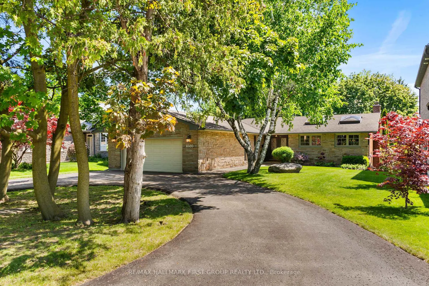 1889 Appleview Road photo 2