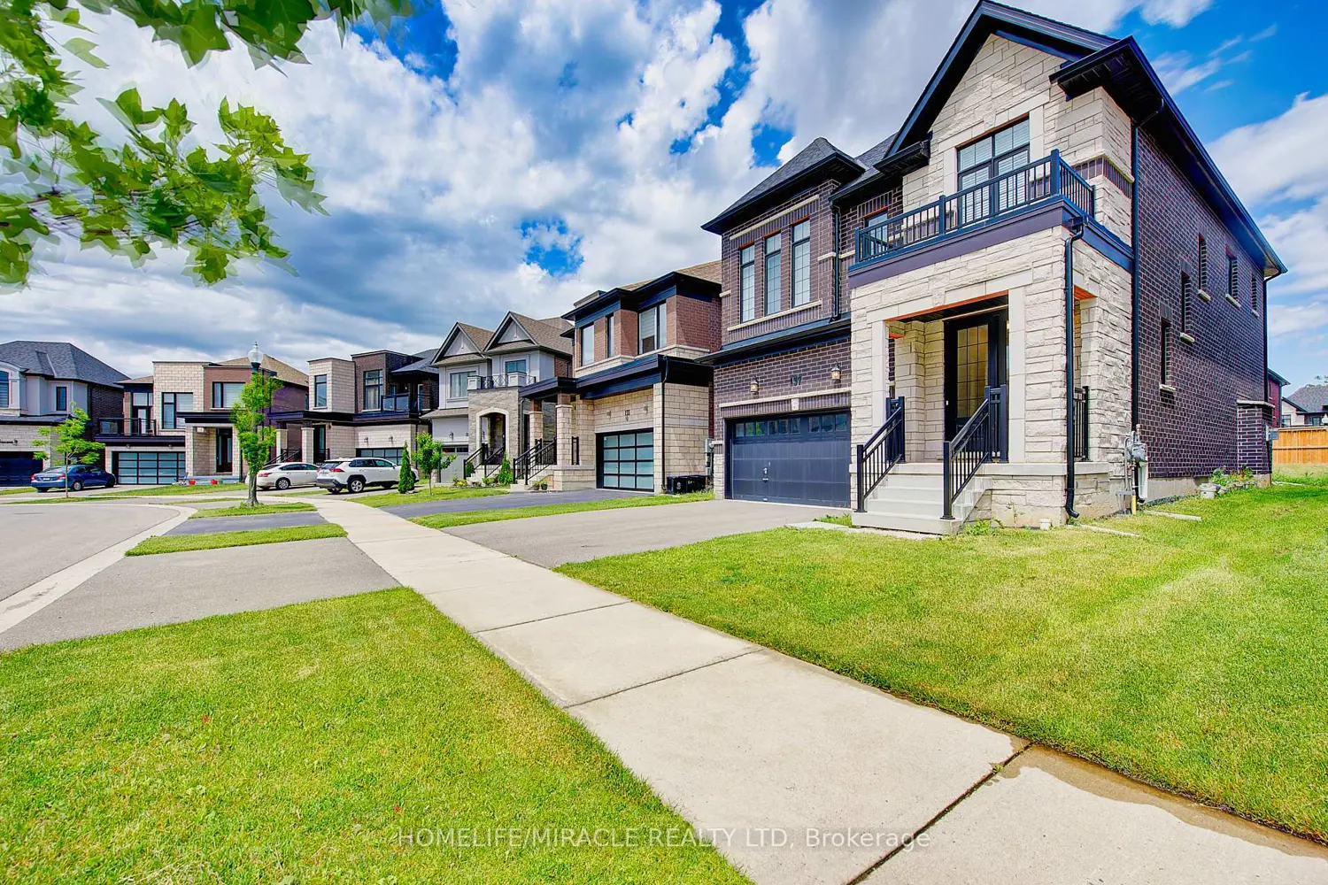 137 Silverwood Crescent photo 3
