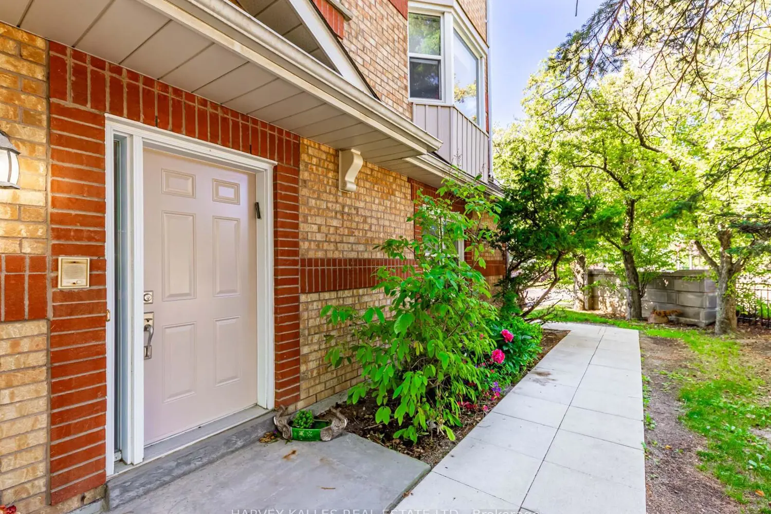 1 Edenbridge Drive photo 2