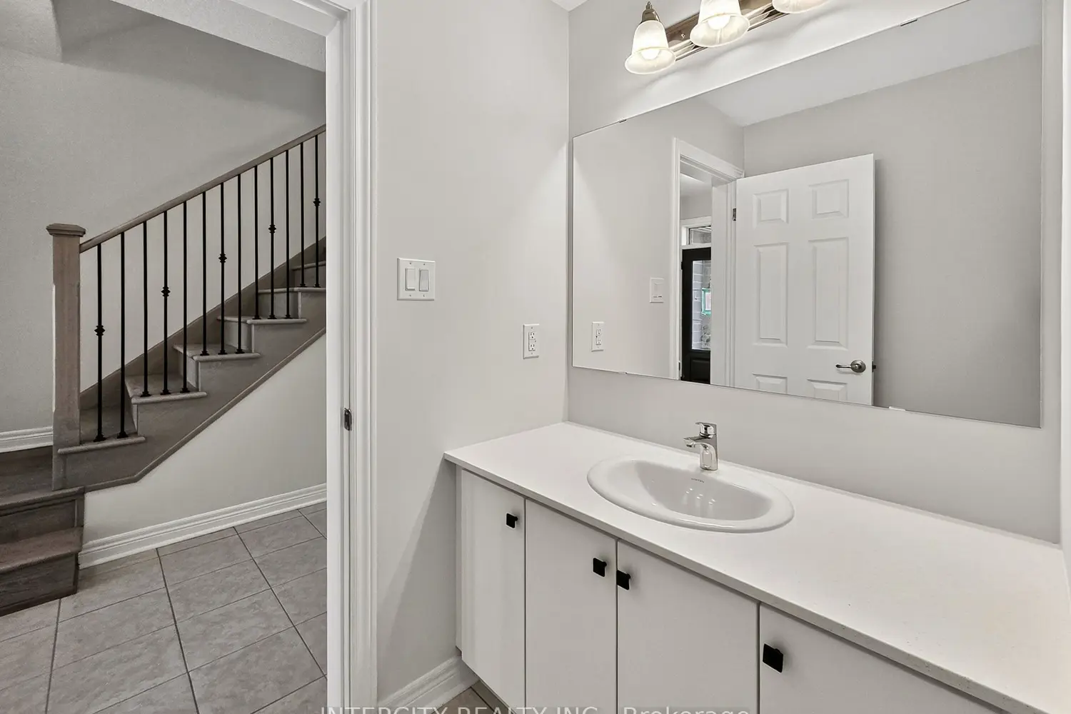 100 Grassbank Road photo 5