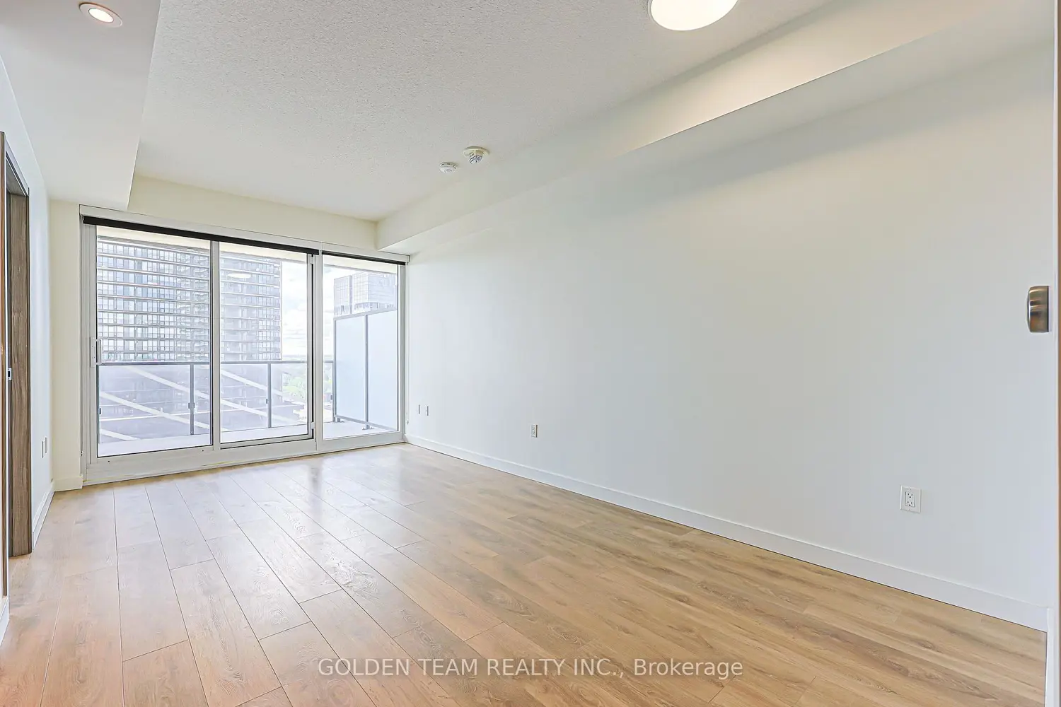 95 Mcmahon Drive 1610 photo 4