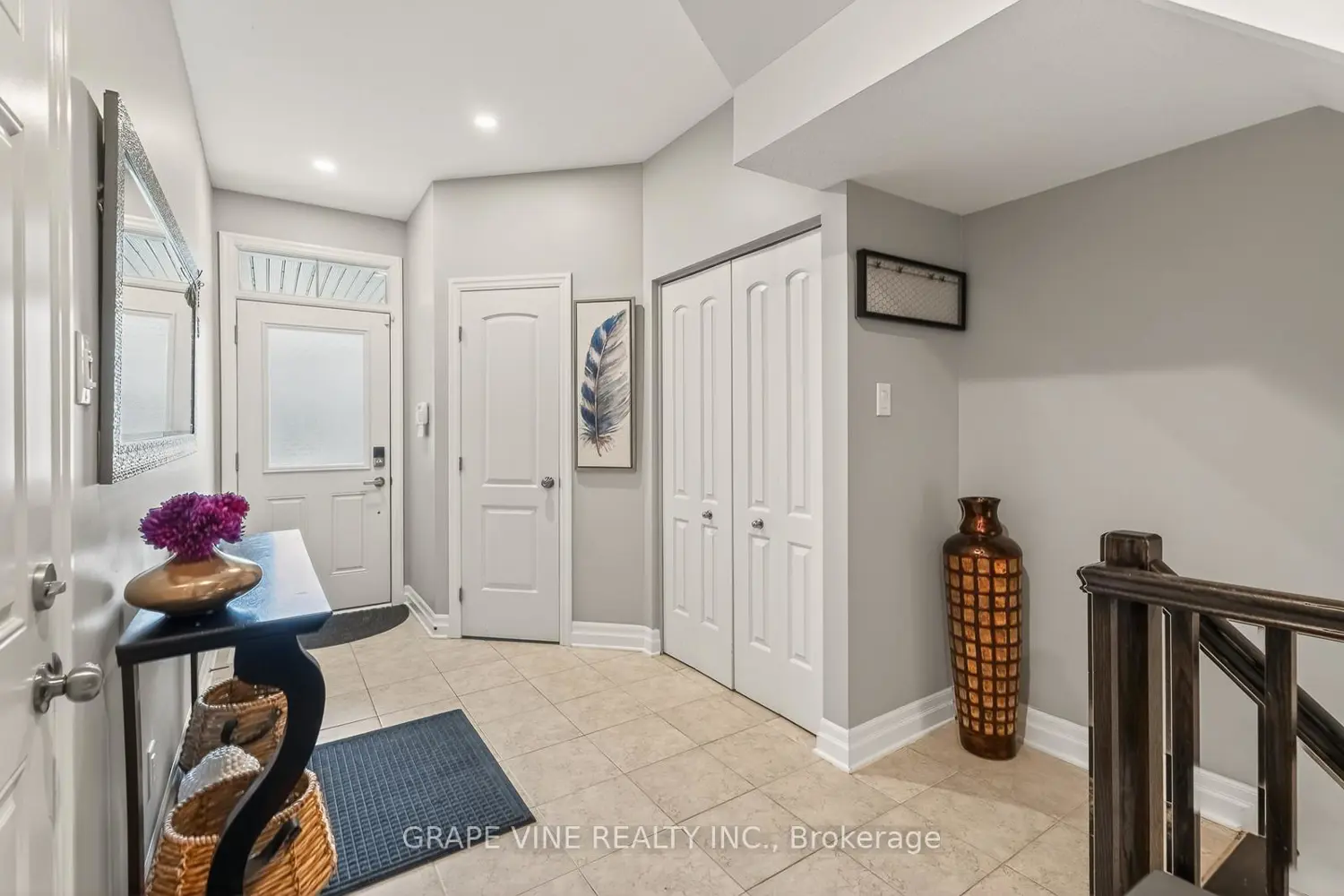 112 Hawkshaw Crescent photo 3