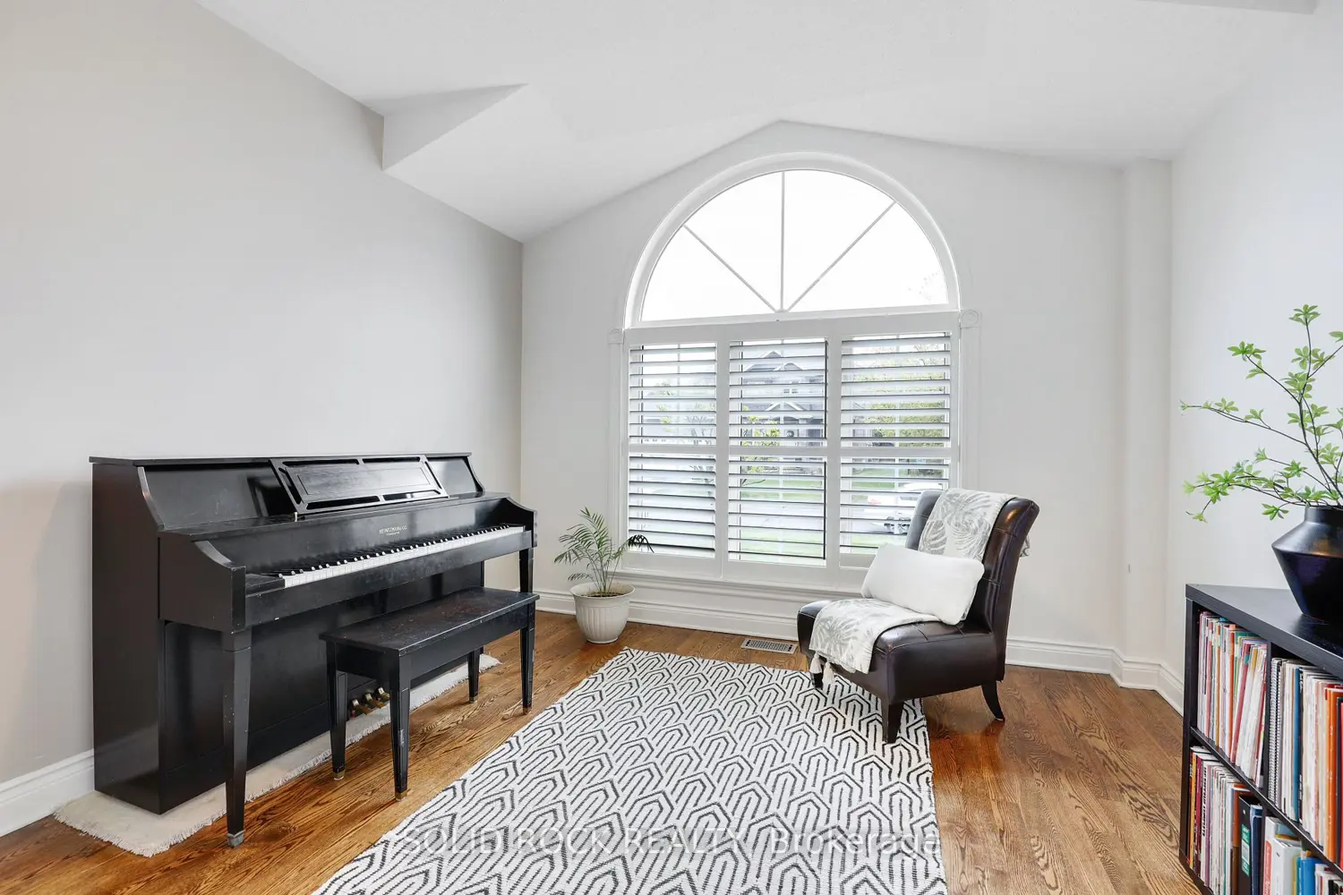 45 Basswood Avenue photo 3