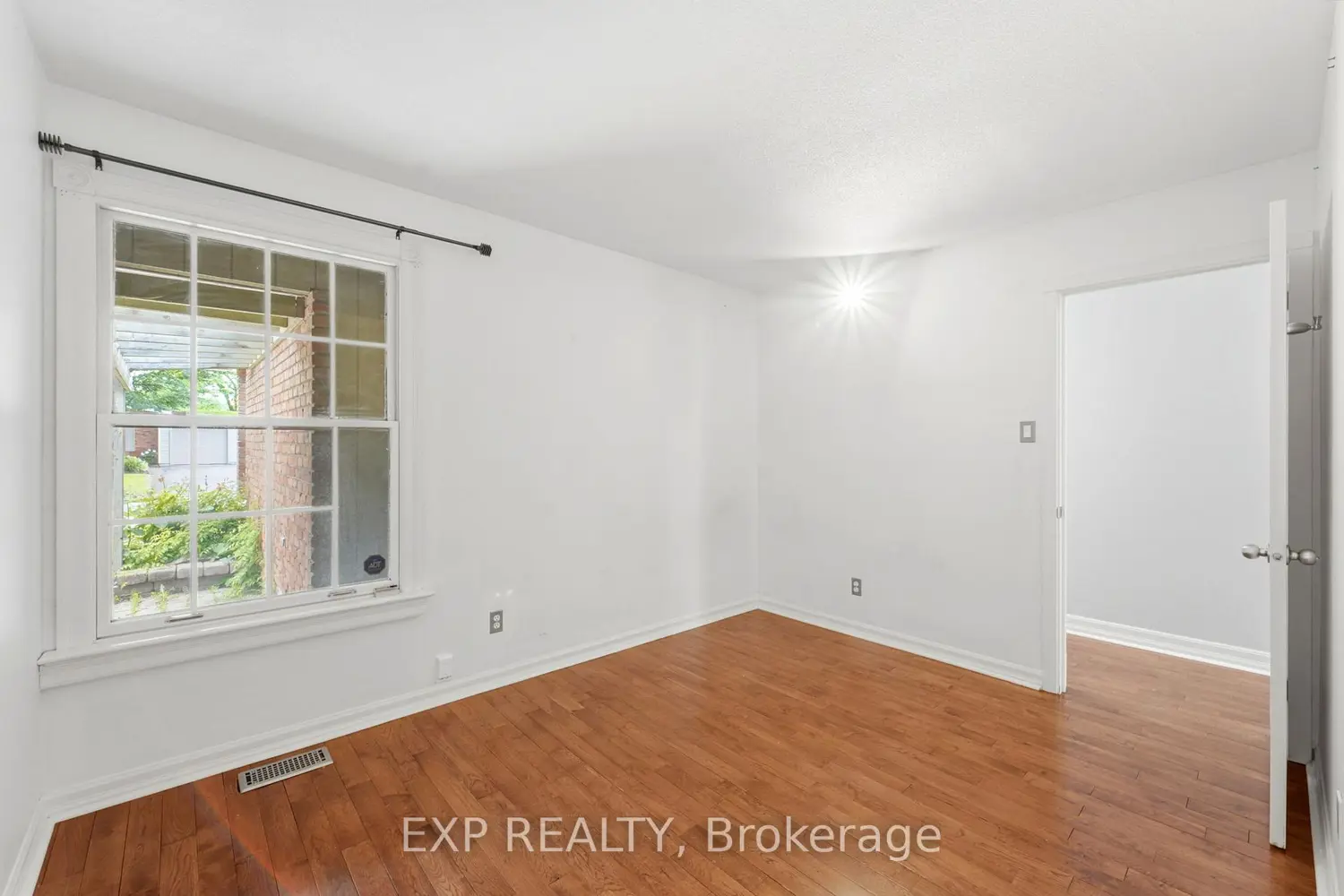 956 Gold Crescent photo 4