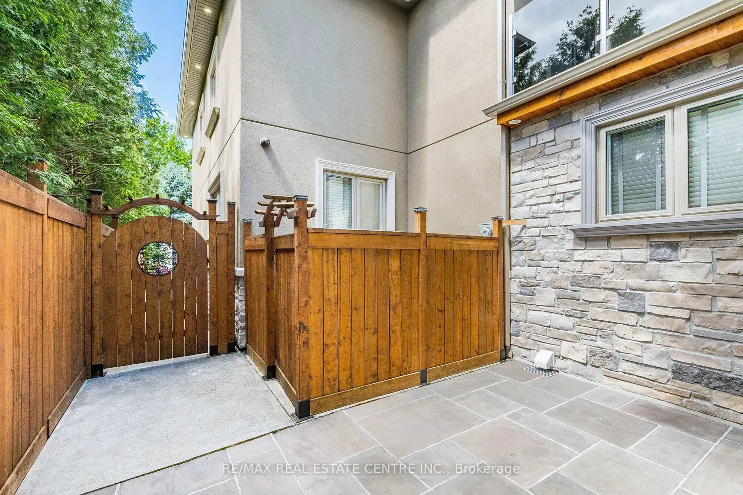 680 Bookham Crescent