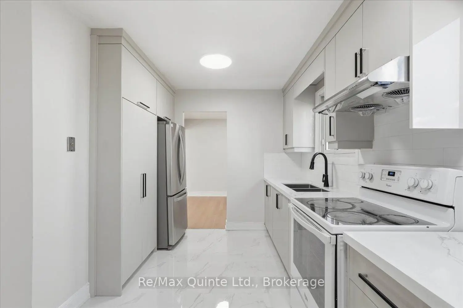 15 Robertson Lane photo 5