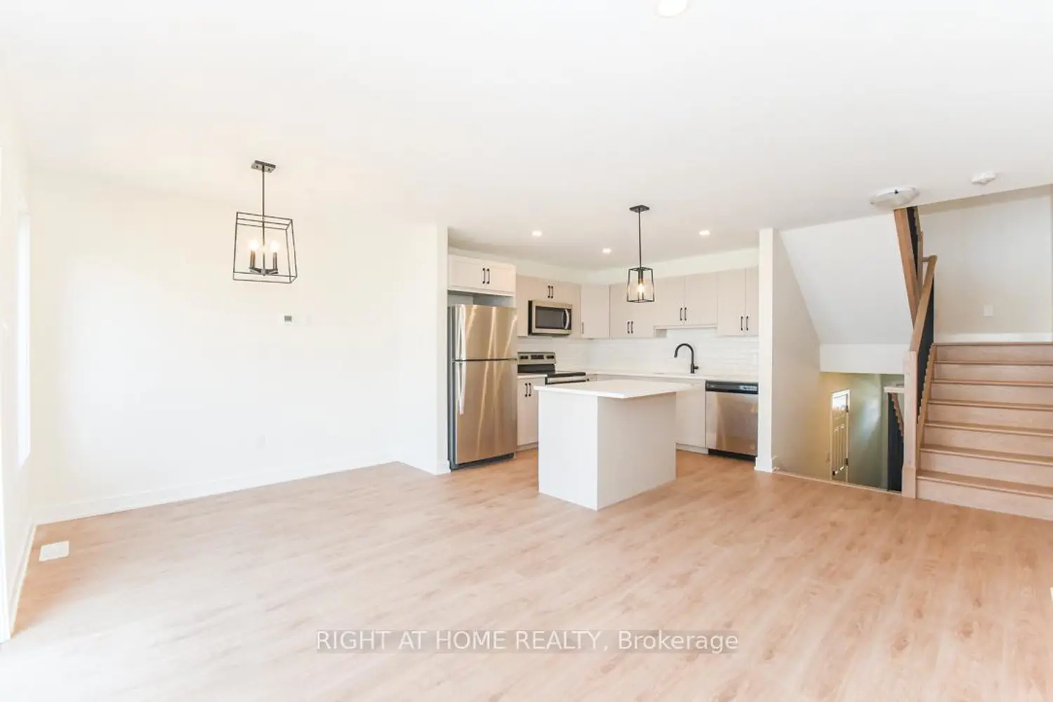 75 Whitcomb Crescent photo 2