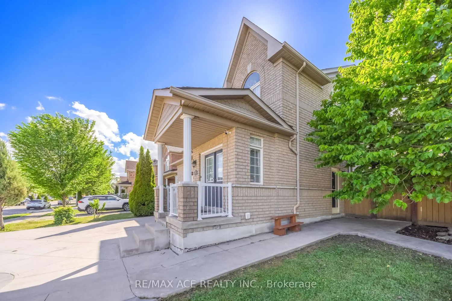 86 Treasure Drive photo 3