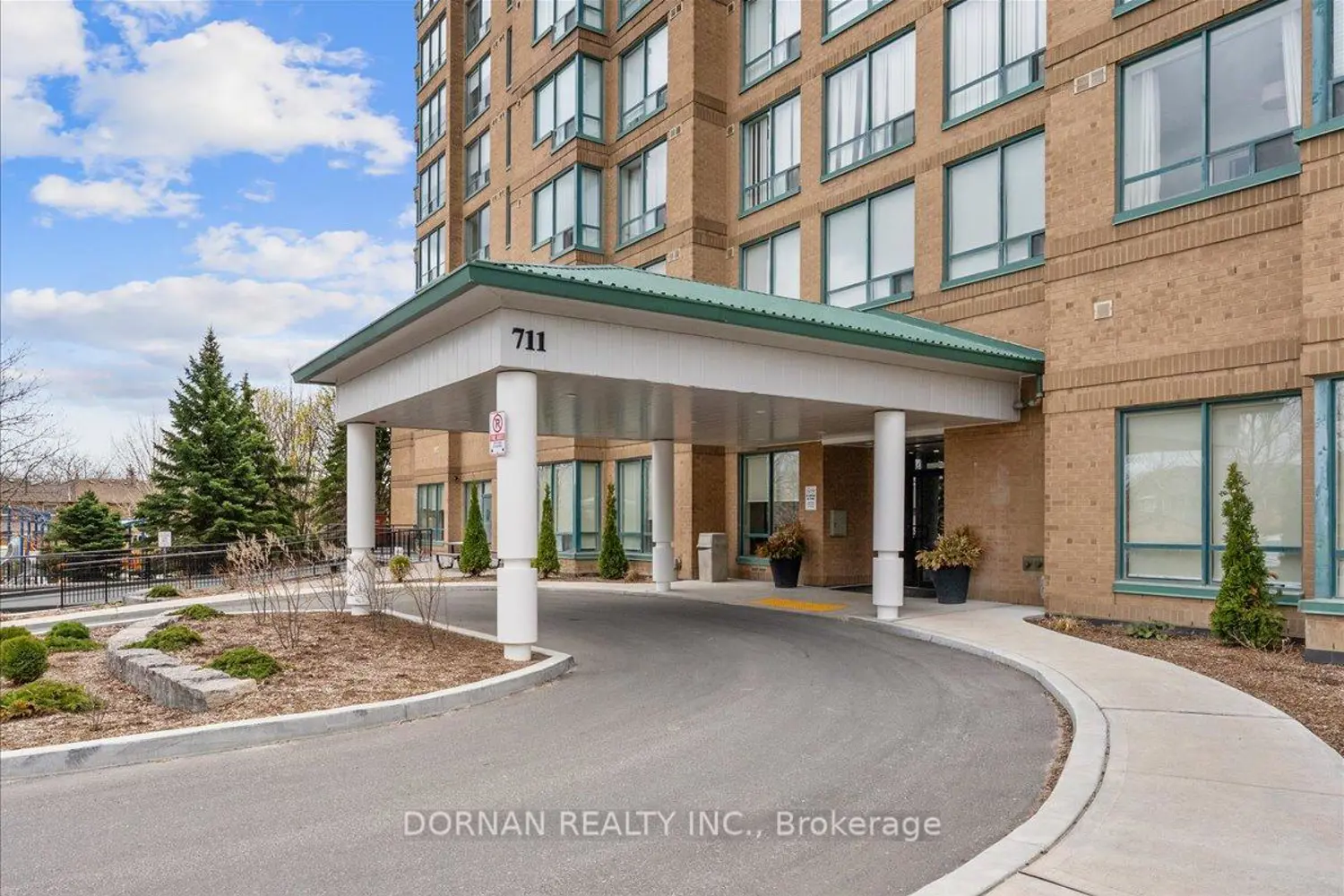 711 Rossland Road 1112
