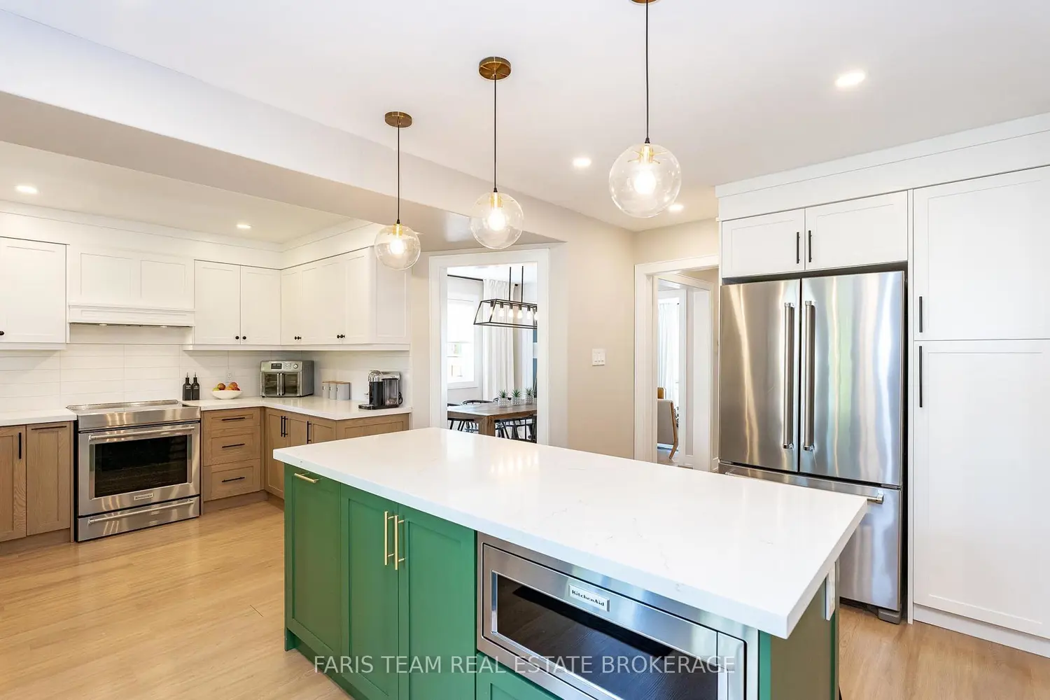 993 Whitney Crescent photo 2