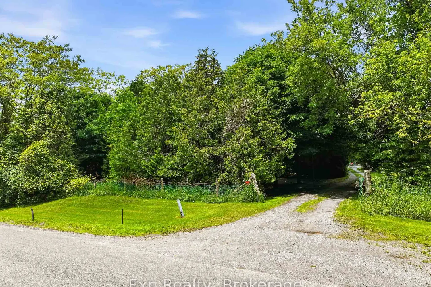 688 Dudley Road photo 2