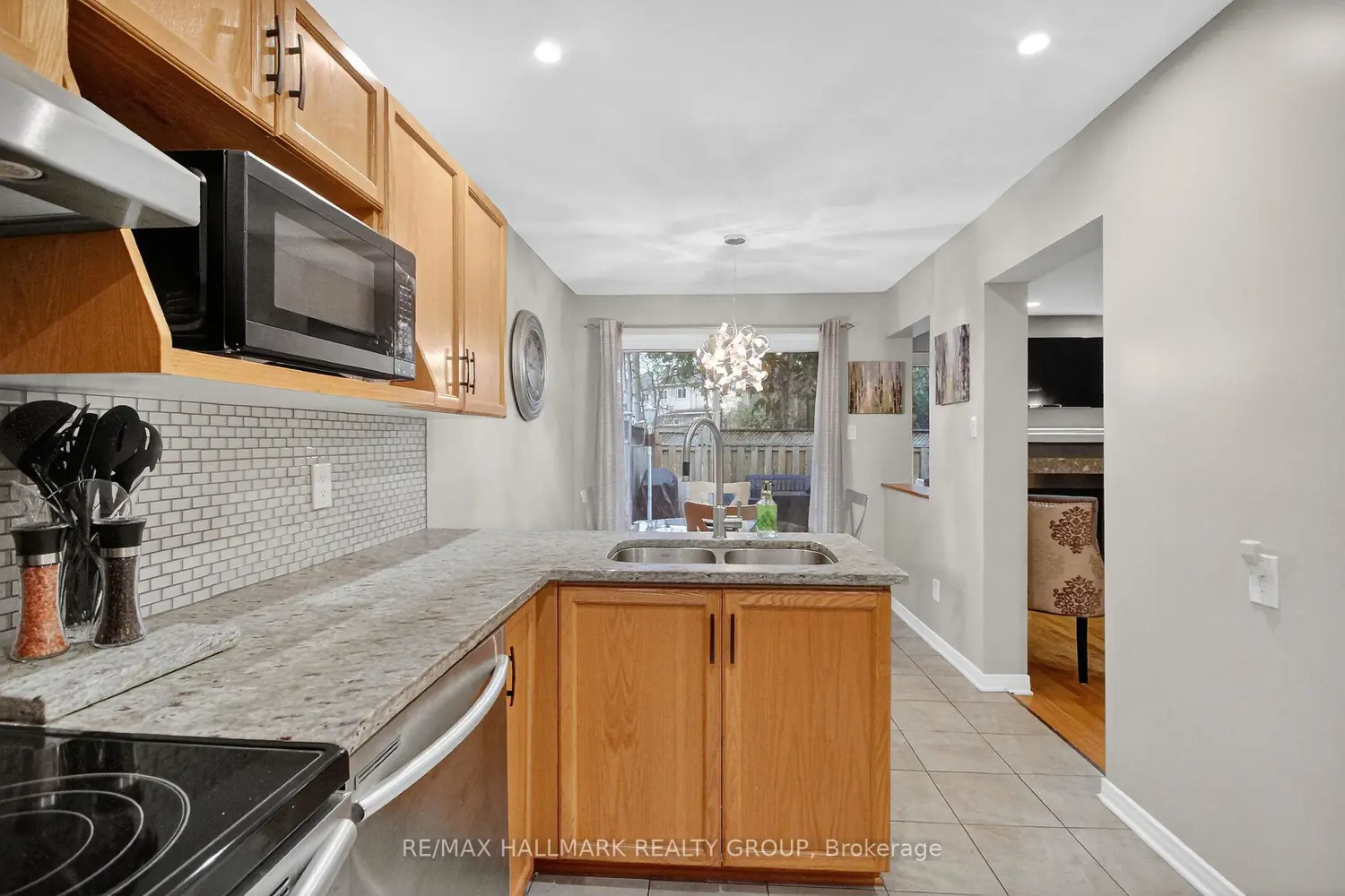 110 Hunter's Glen Crescent photo 5