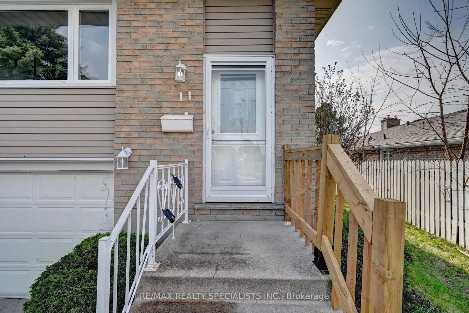 11 Dinison Crescent photo 2