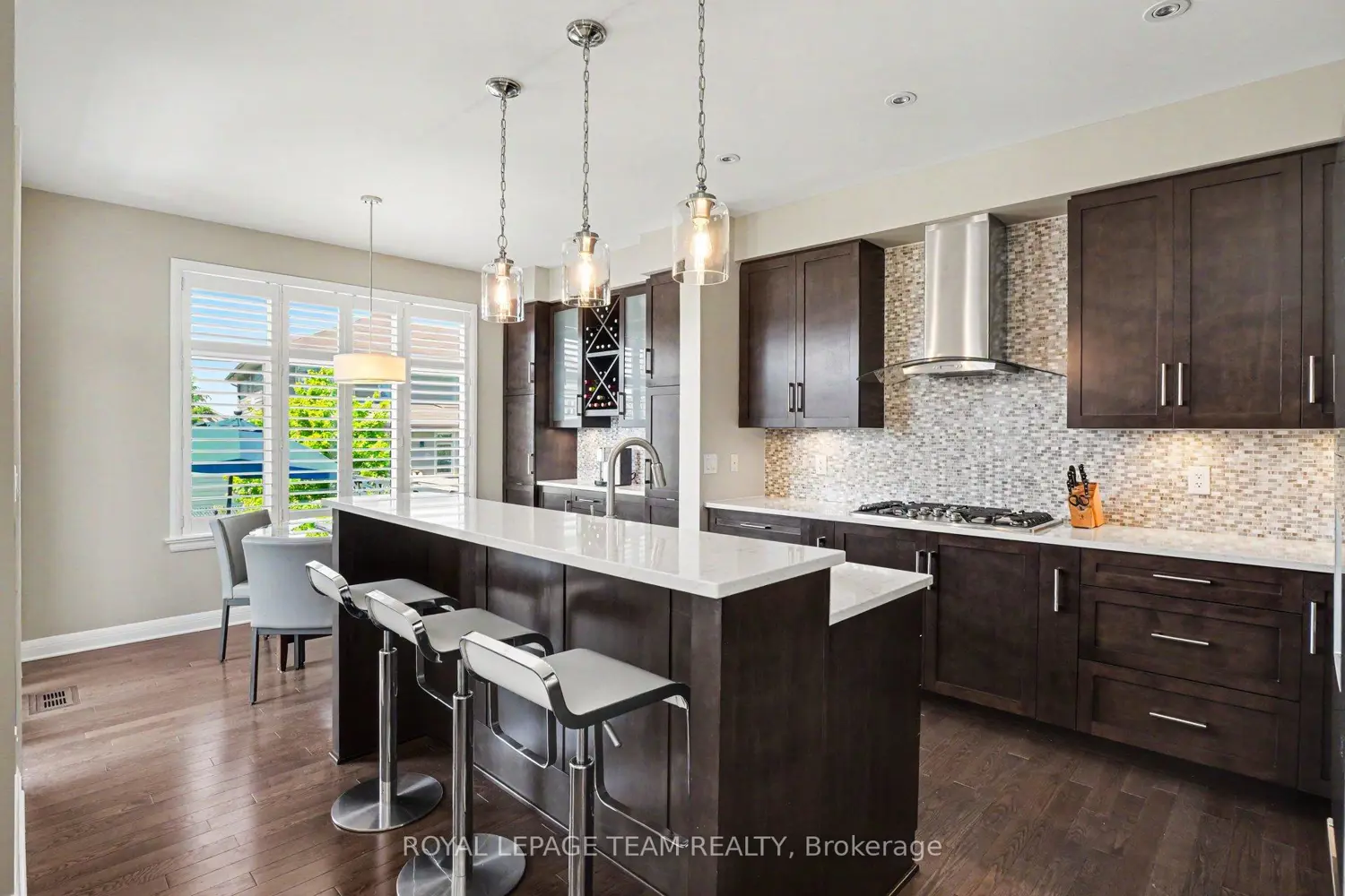 330 Devonian Way photo 5