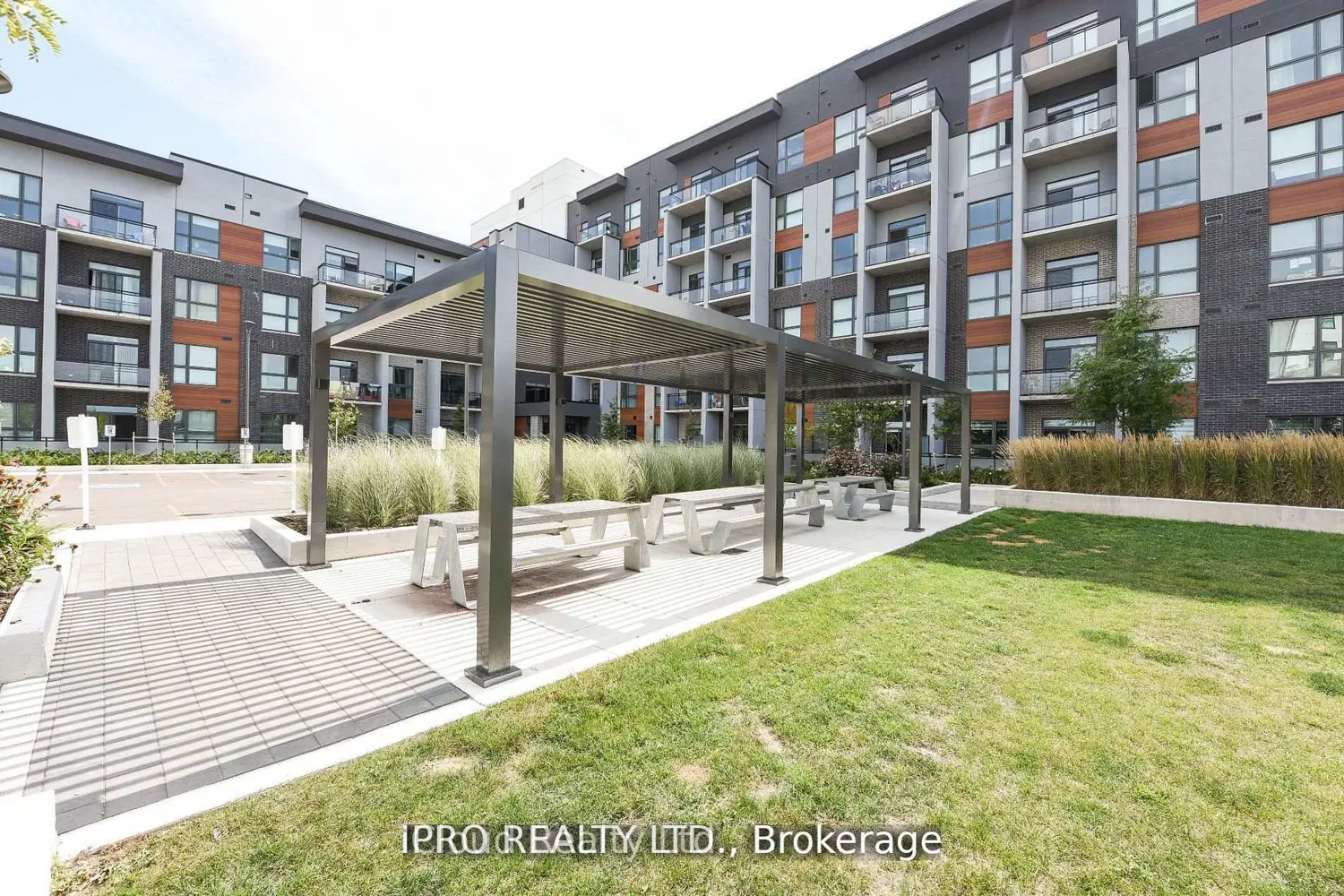 95 Dundas St W Street 004