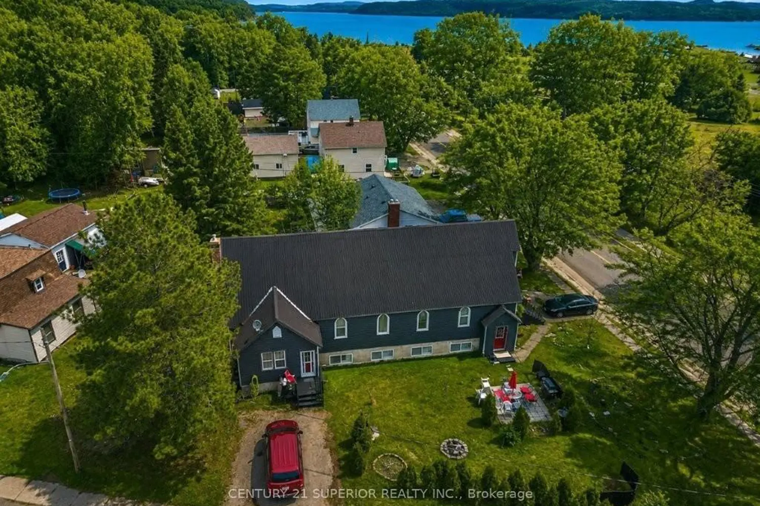 19 White Boulevard photo 2