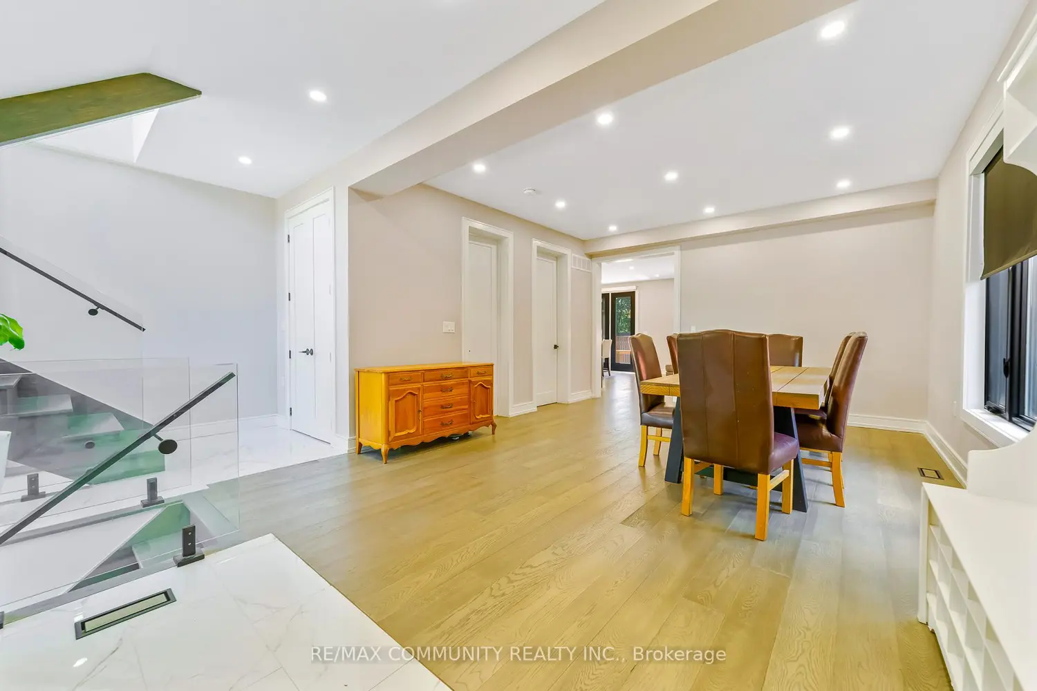 856 Kennedy Road photo 3