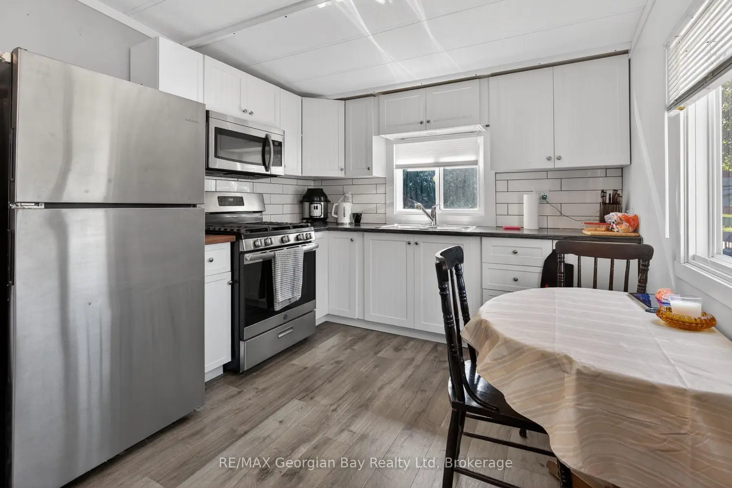 24 Lakeshore Road photo 3
