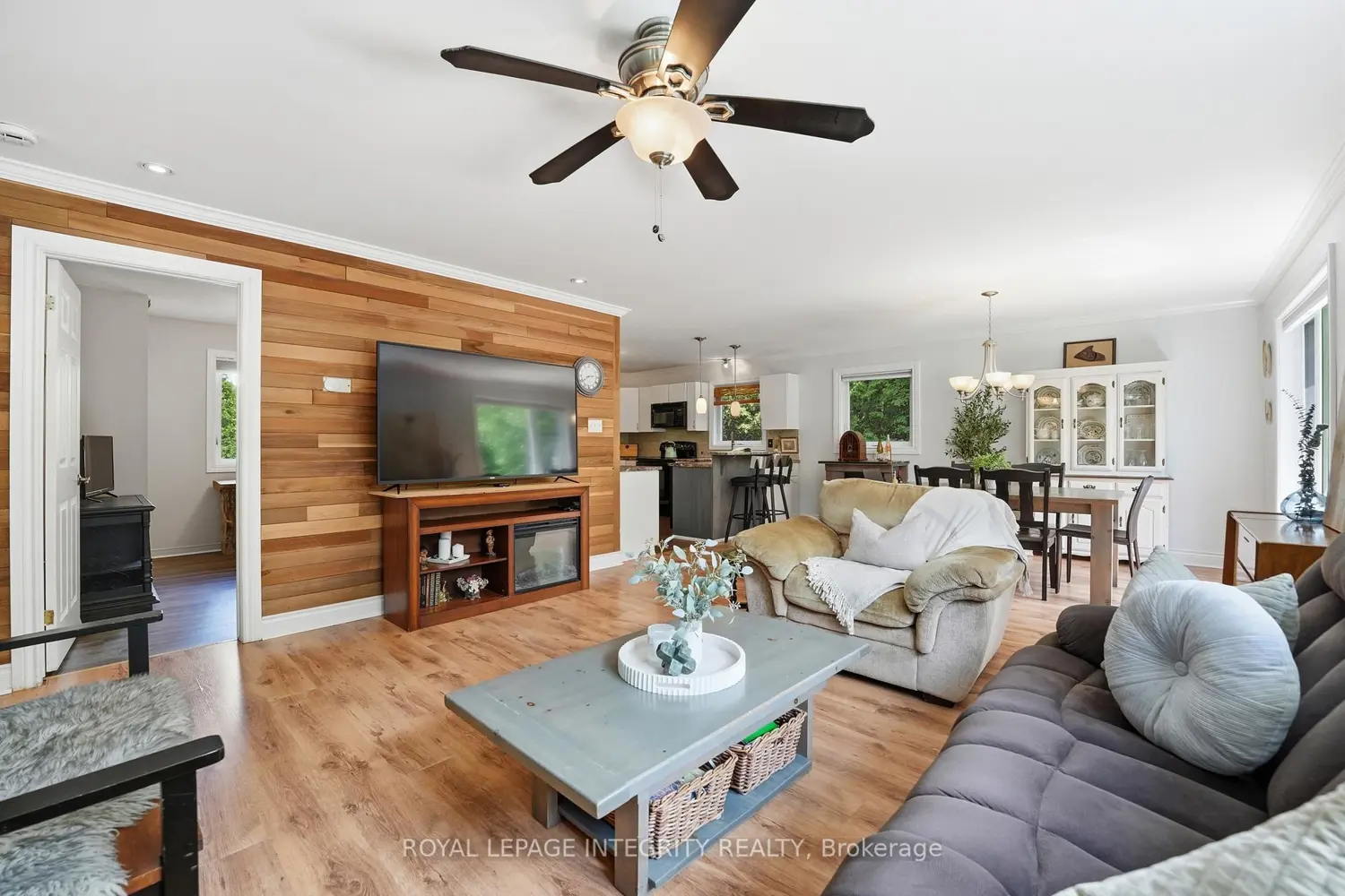 215 Davis Road photo 5