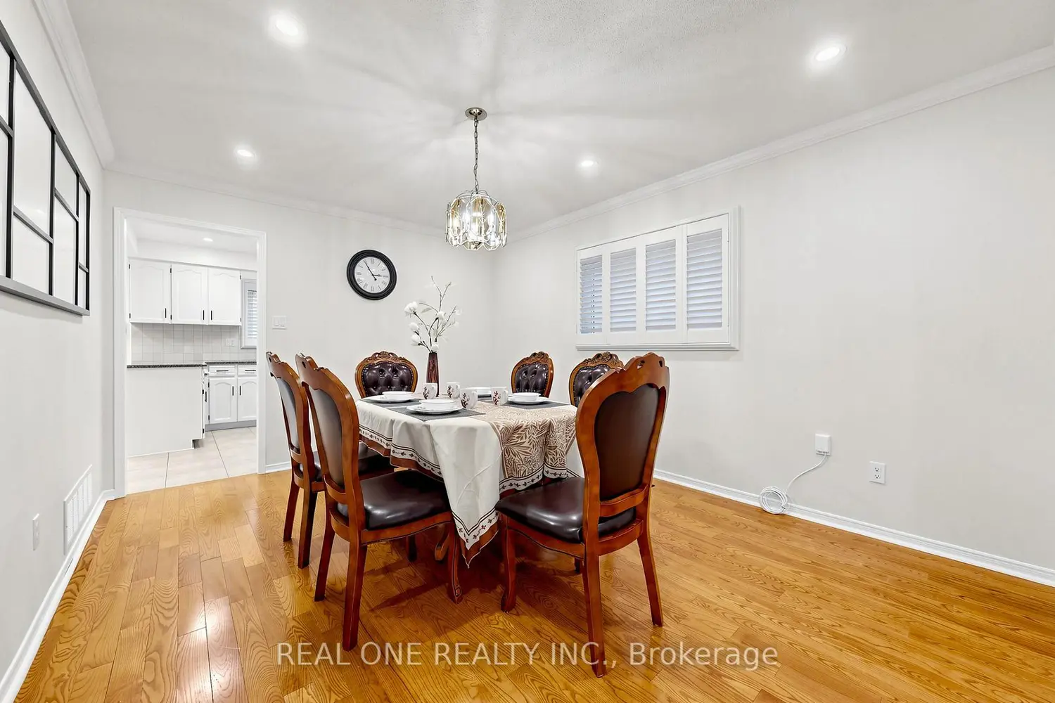 2027 Roy Ivor Crescent photo 5