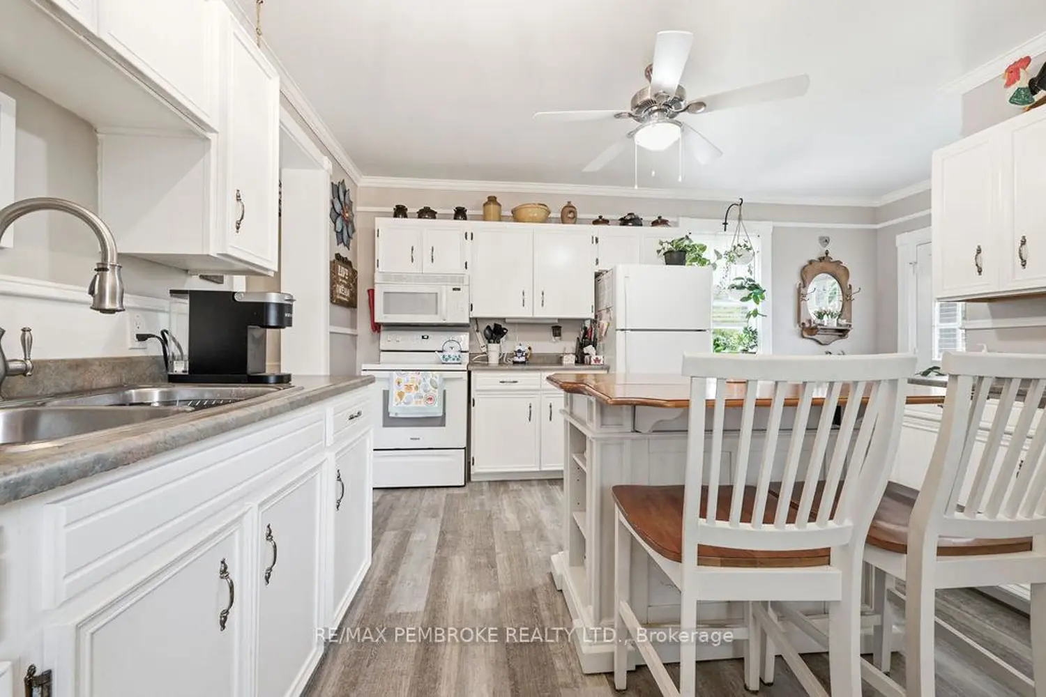 558 Mackay Street photo 3