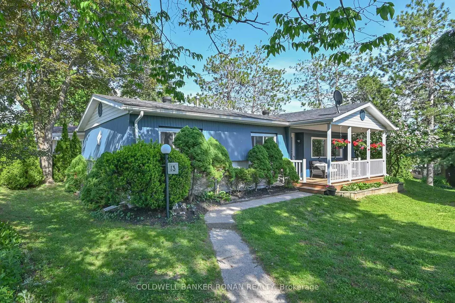 13 Hawthorne Drive photo 2