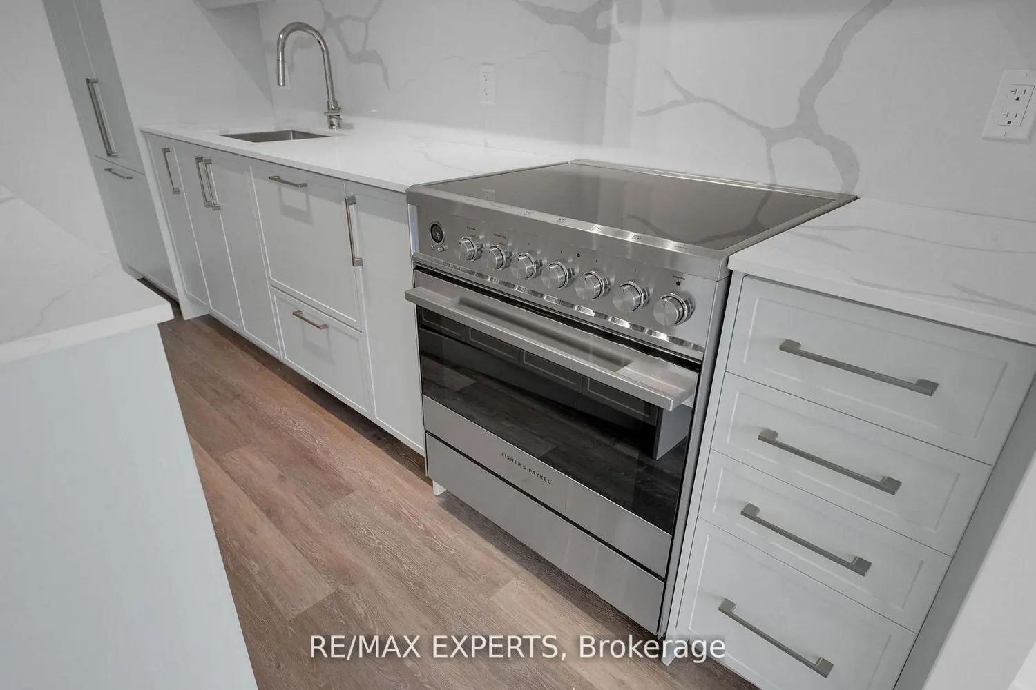 2075 King Road 203 photo 2
