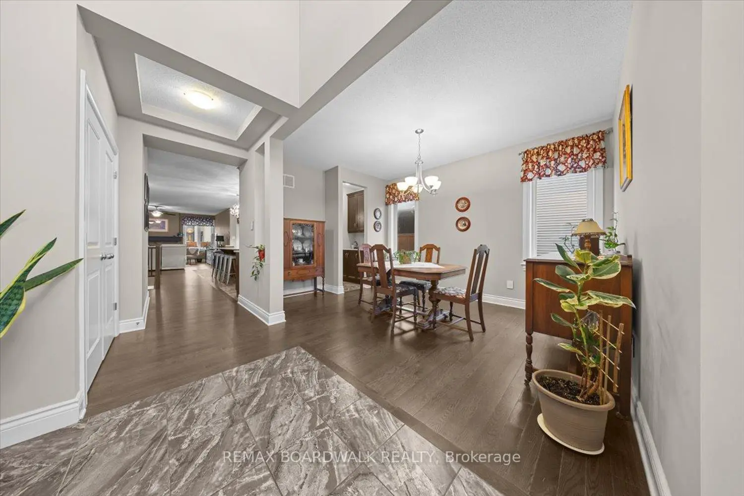 279 Sceptre Way photo 5