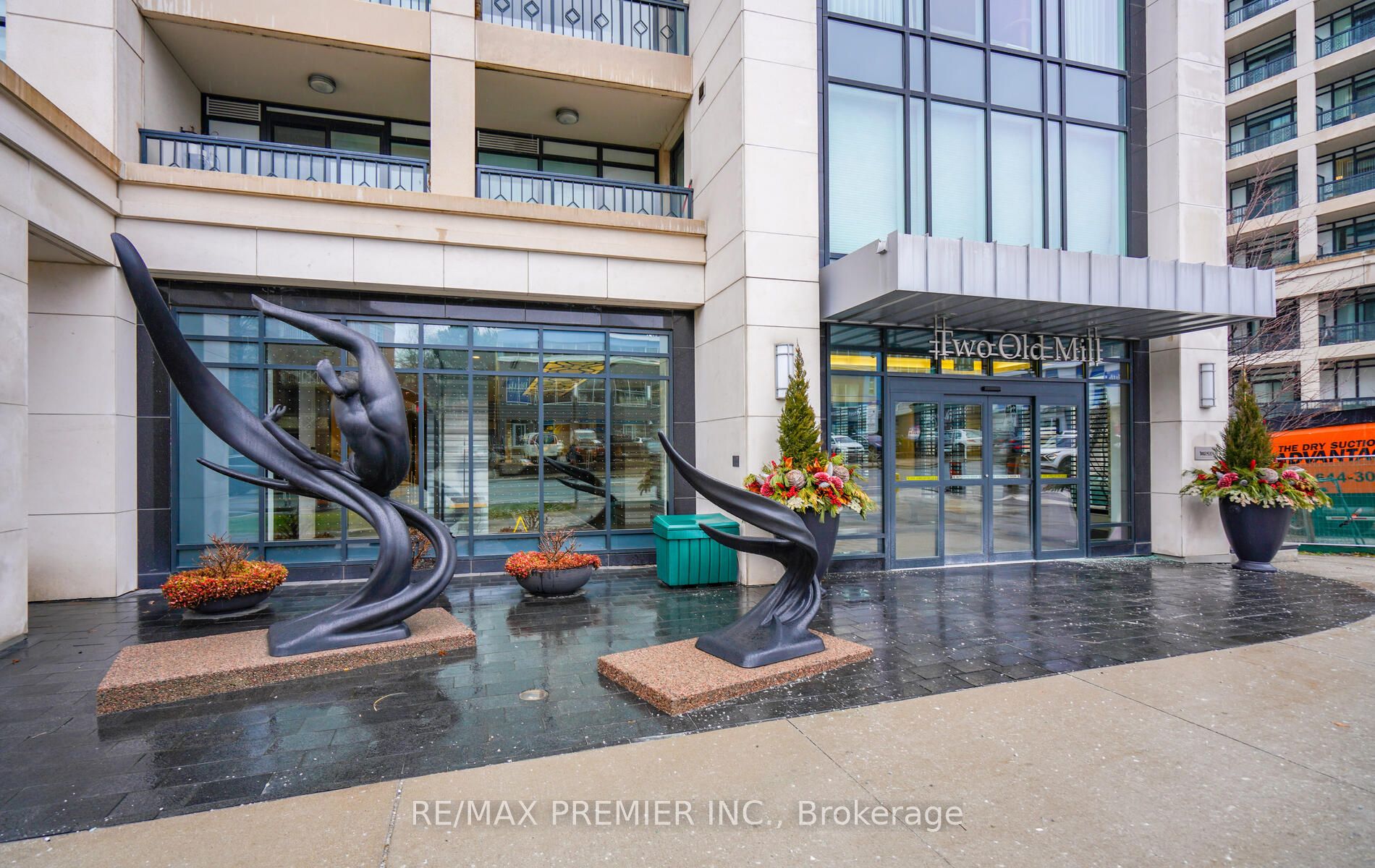 303-2 Old Mill Drive, Toronto, ON, M6S 0A2 photo 3