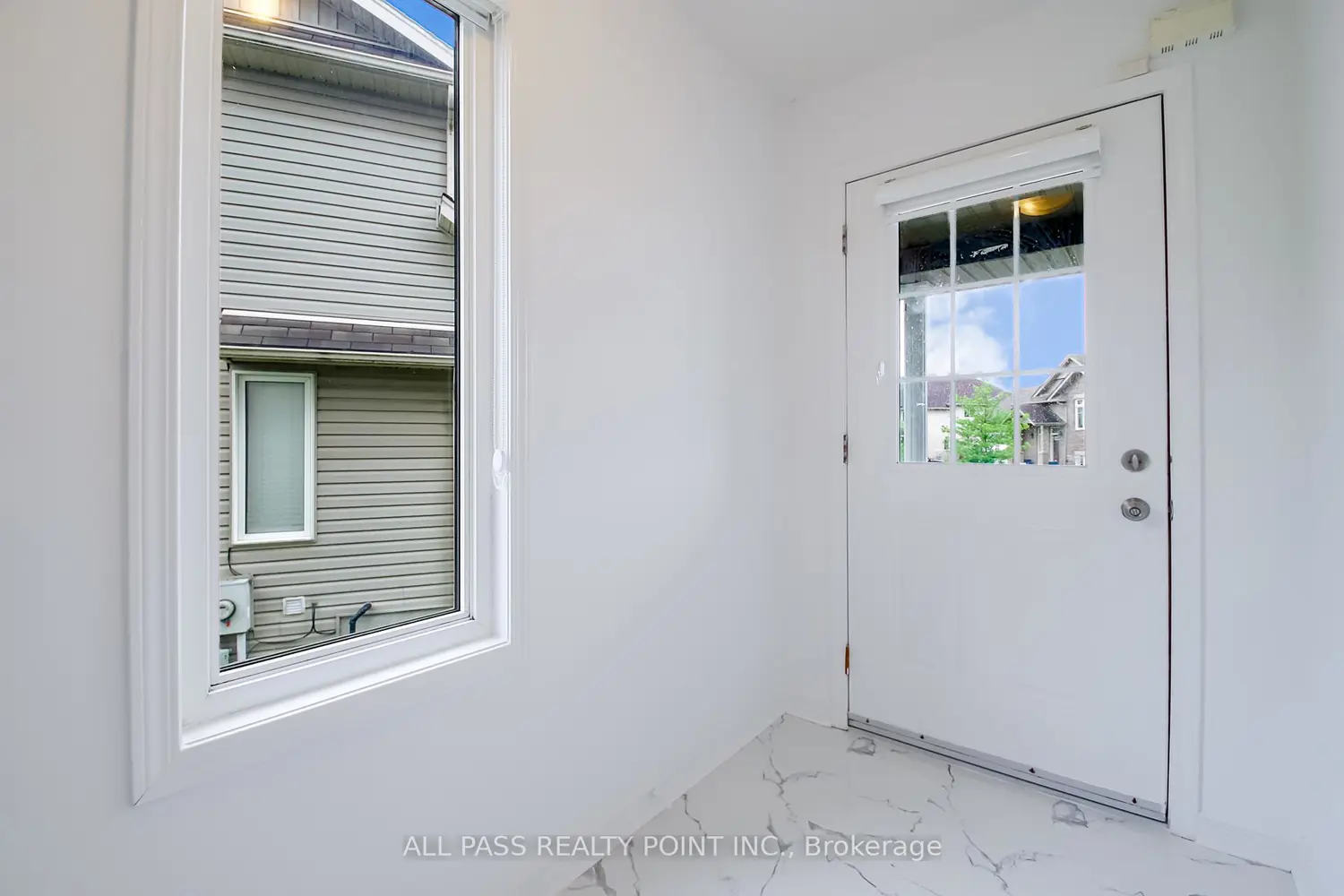 83 Iron Gate Street photo 3