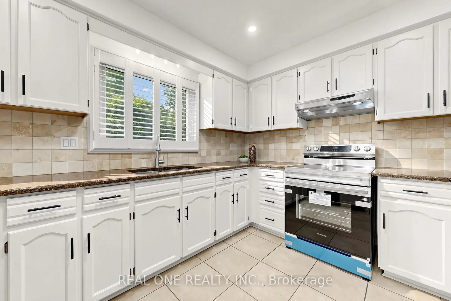 2027 Roy Ivor Crescent photo 3