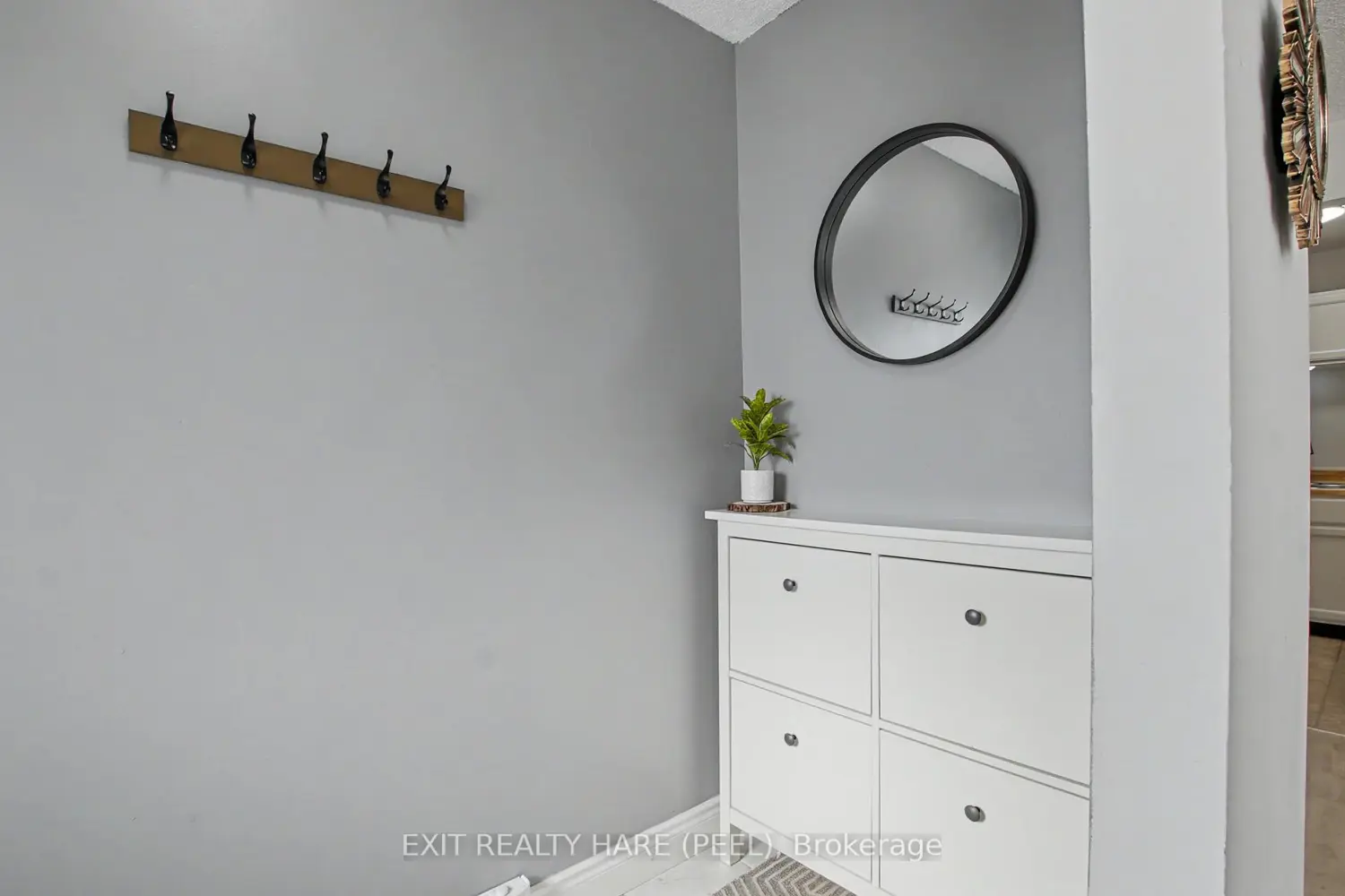 90 Lawrence Avenue 93 photo 4