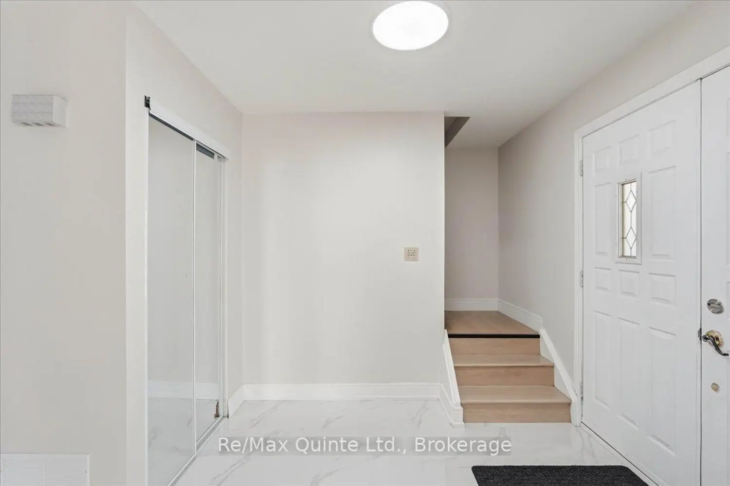 15 Robertson Lane photo 2