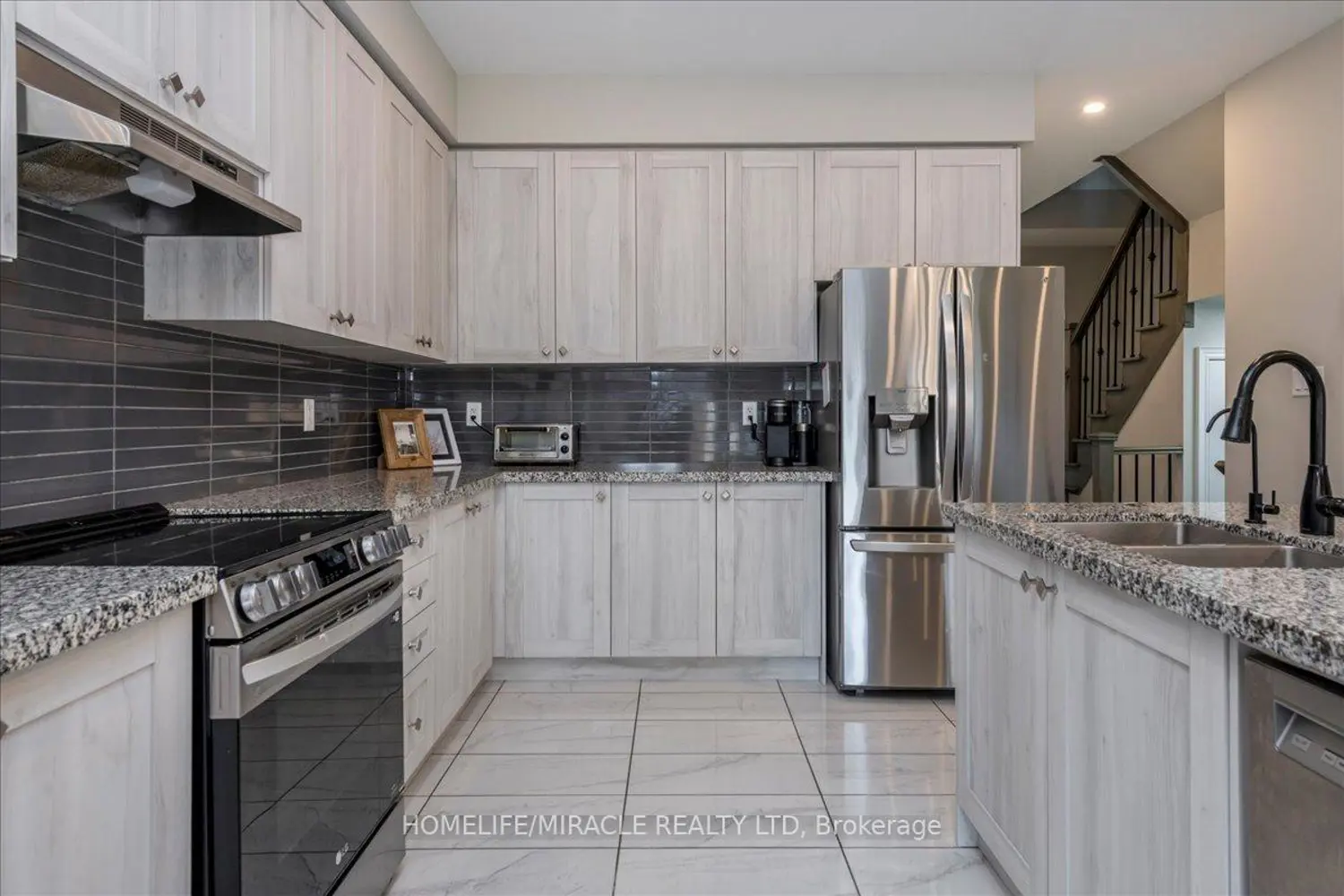 79 Lorne Thomas Place photo 3