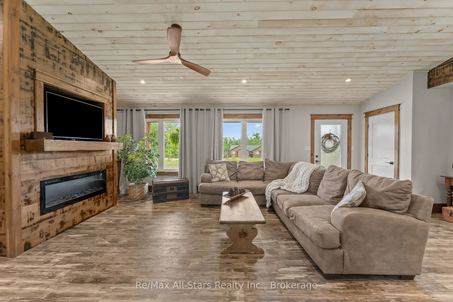 86 Ellwood Crescent photo 2
