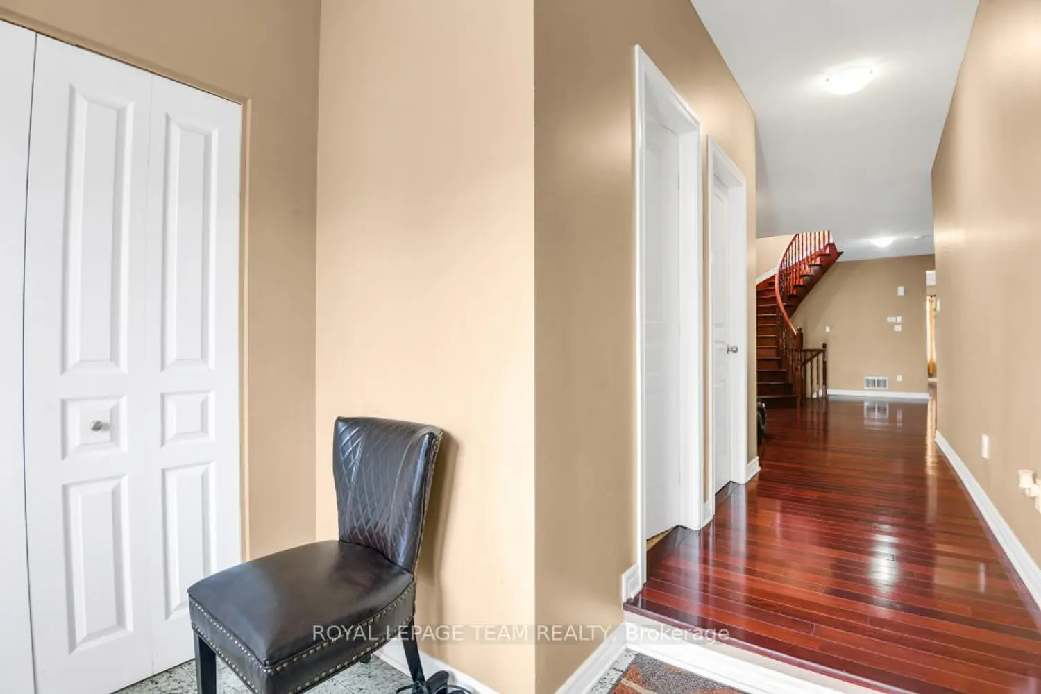 217 Claridge Drive photo 4